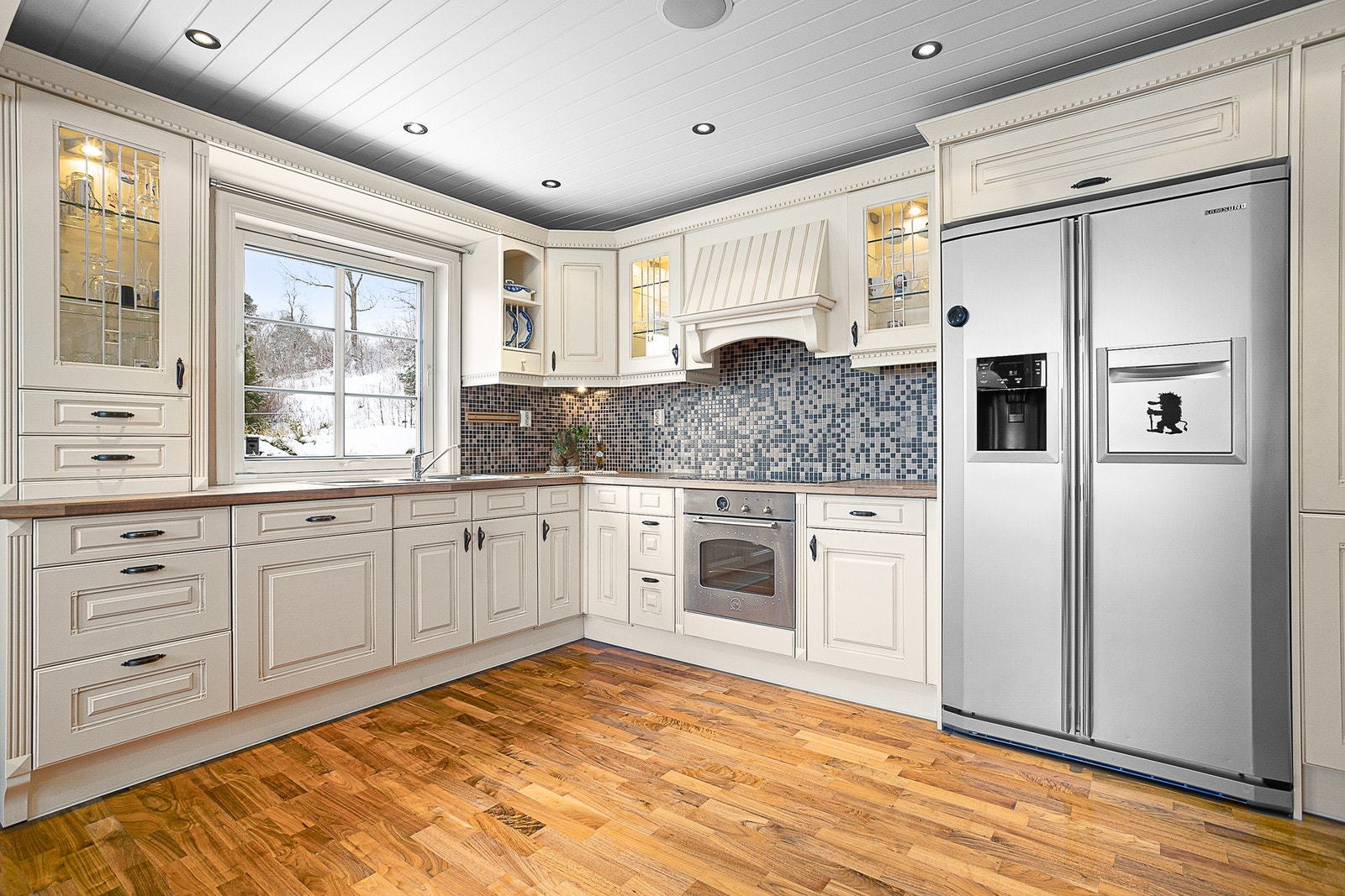 Kjøkkenet er rikelig utstyrt med skuffer, skap og benkeplass. Galleribilde