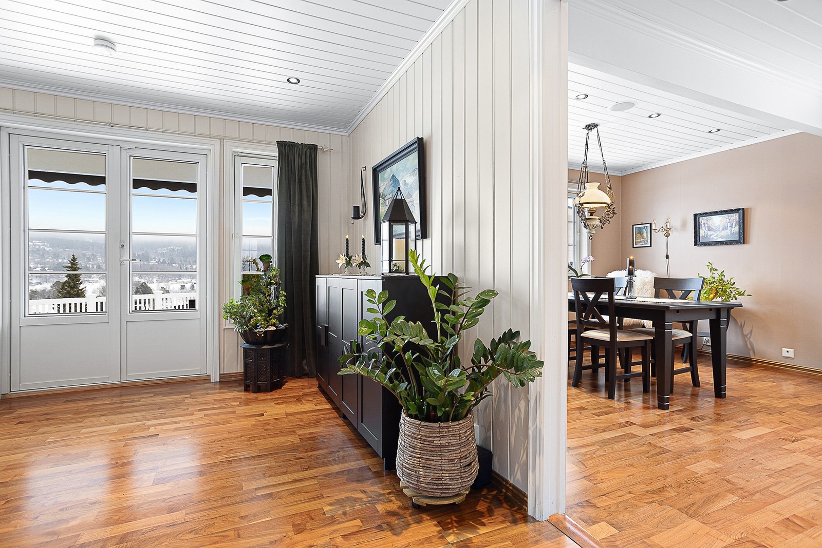 Det er stor åpning mellom stuen og kjøkkenet. Galleribilde