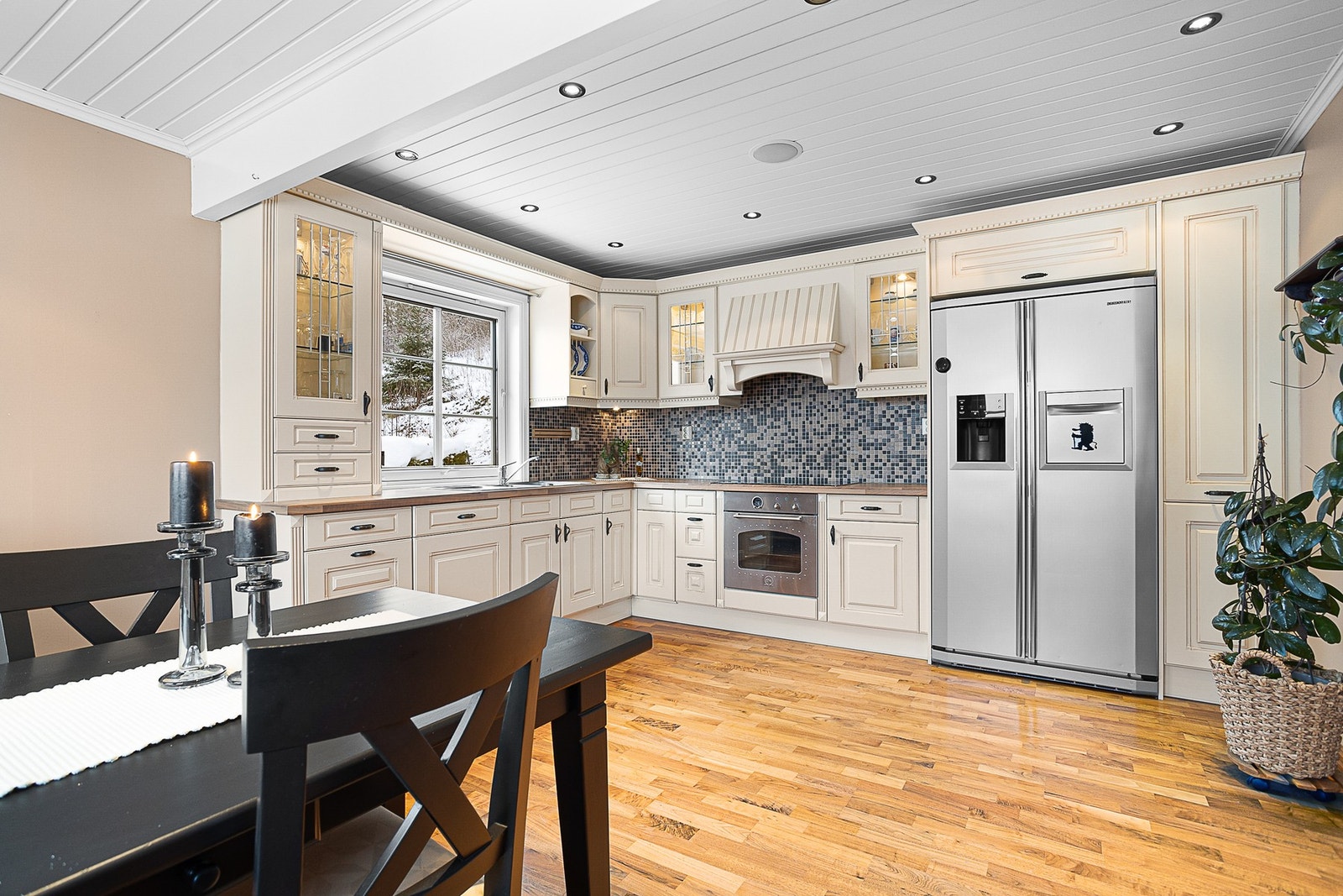 Delikat kjøkken med integrerte hvitevarer. Galleribilde