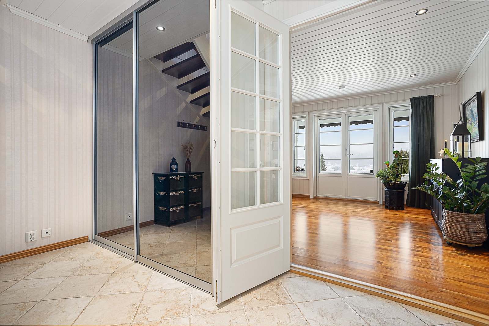 Vel inne i huset blir man blir møtt av en romslig entré med plassbygg skyvedørsgarderobe. Galleribilde