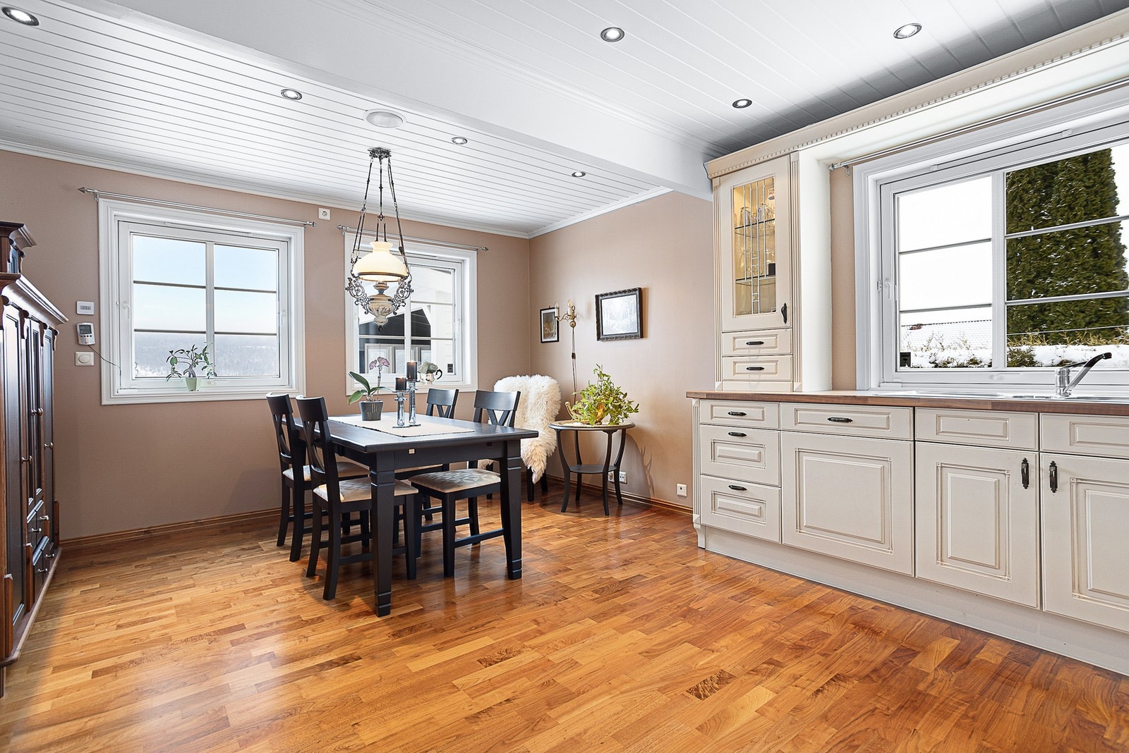 Kjøkkenet er romslig, og har god plass til stor spiseplass. Galleribilde