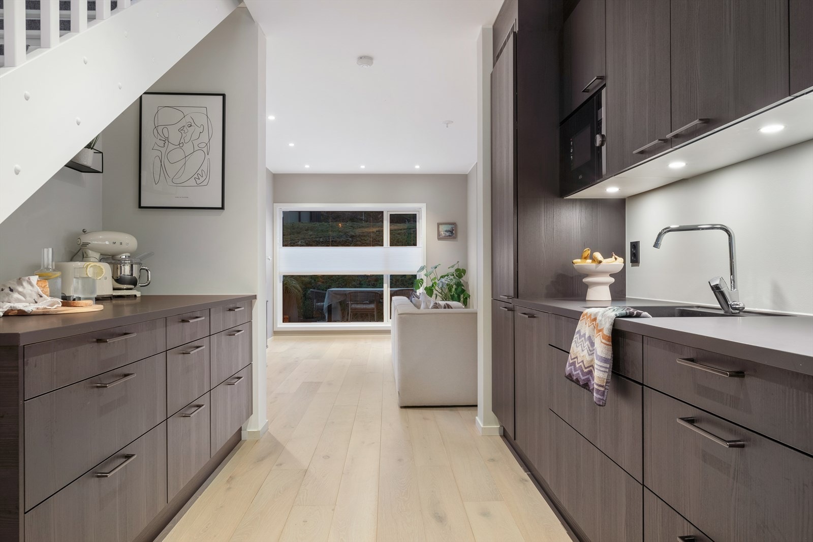 Kjøkkenet er stilfullt med mørke glatte fronter fra kvalitetsleverandøren HTH Galleribilde