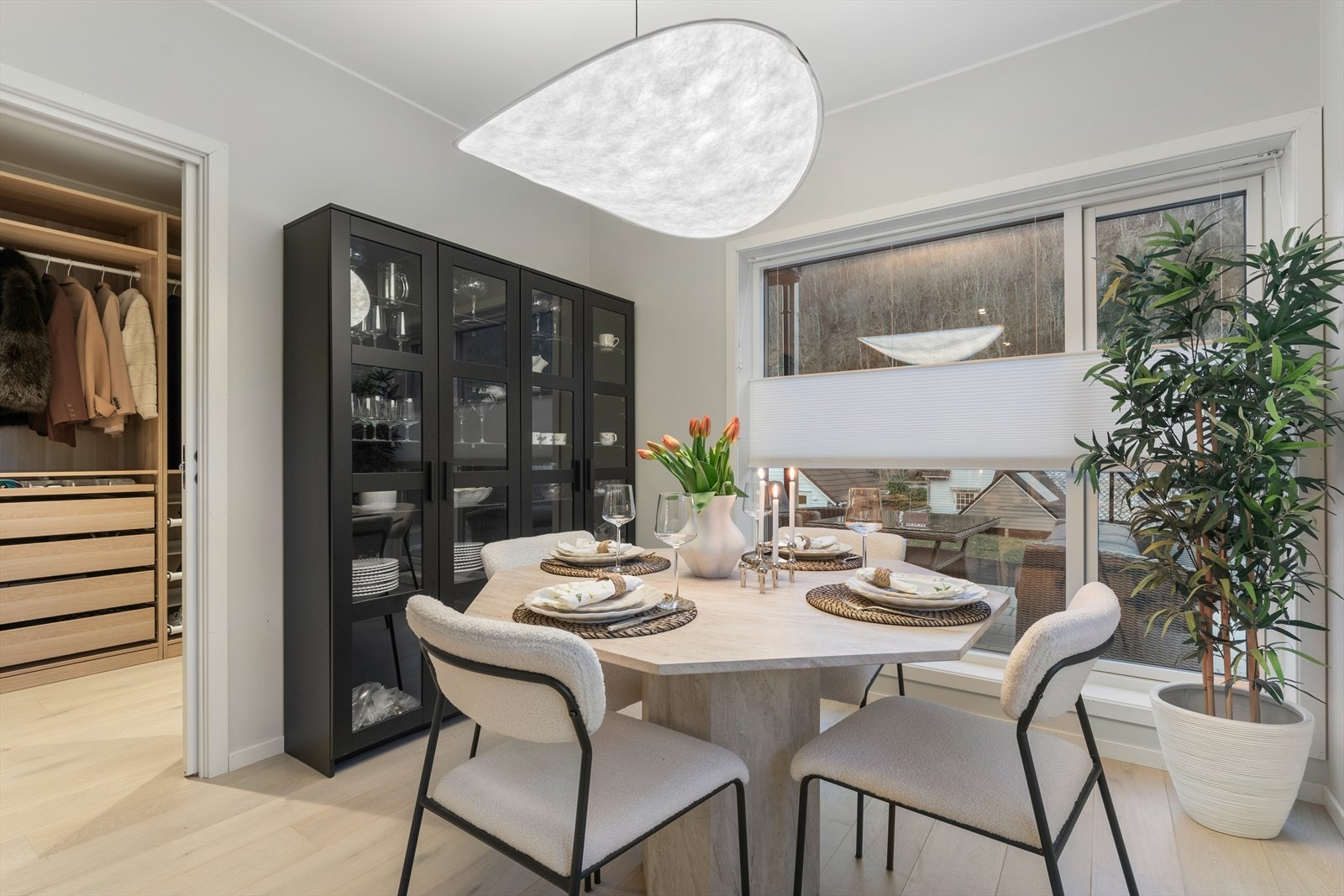 Spisestuen er et flott rom for finere middager og vanlige hverdagsmiddager Galleribilde