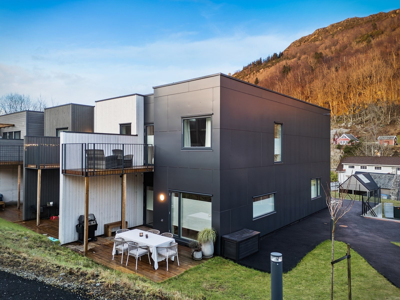 Salhusvegen 96A har en fin og tilbaketrukket beliggenhet i et nyere boligfelt på Mjølkeråen Galleribilde