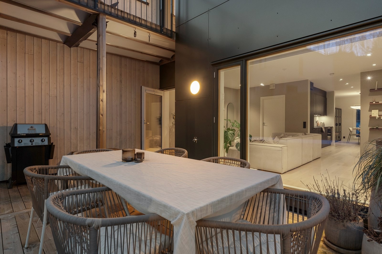 Terrassen kan møbleres med ønsket utemøblement Galleribilde