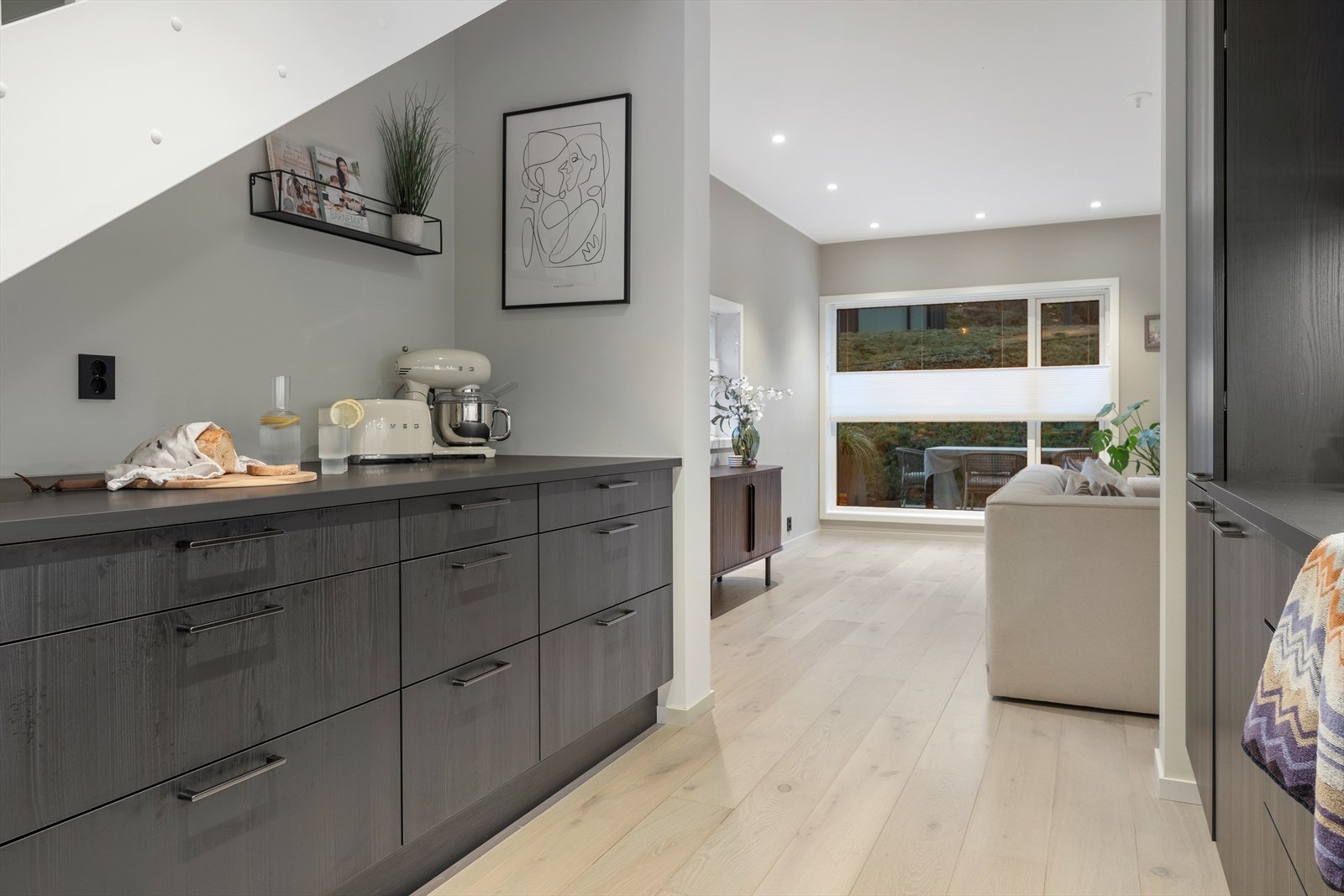 Kjøkkenet kan også vise til mye oppbevaringsplass Galleribilde