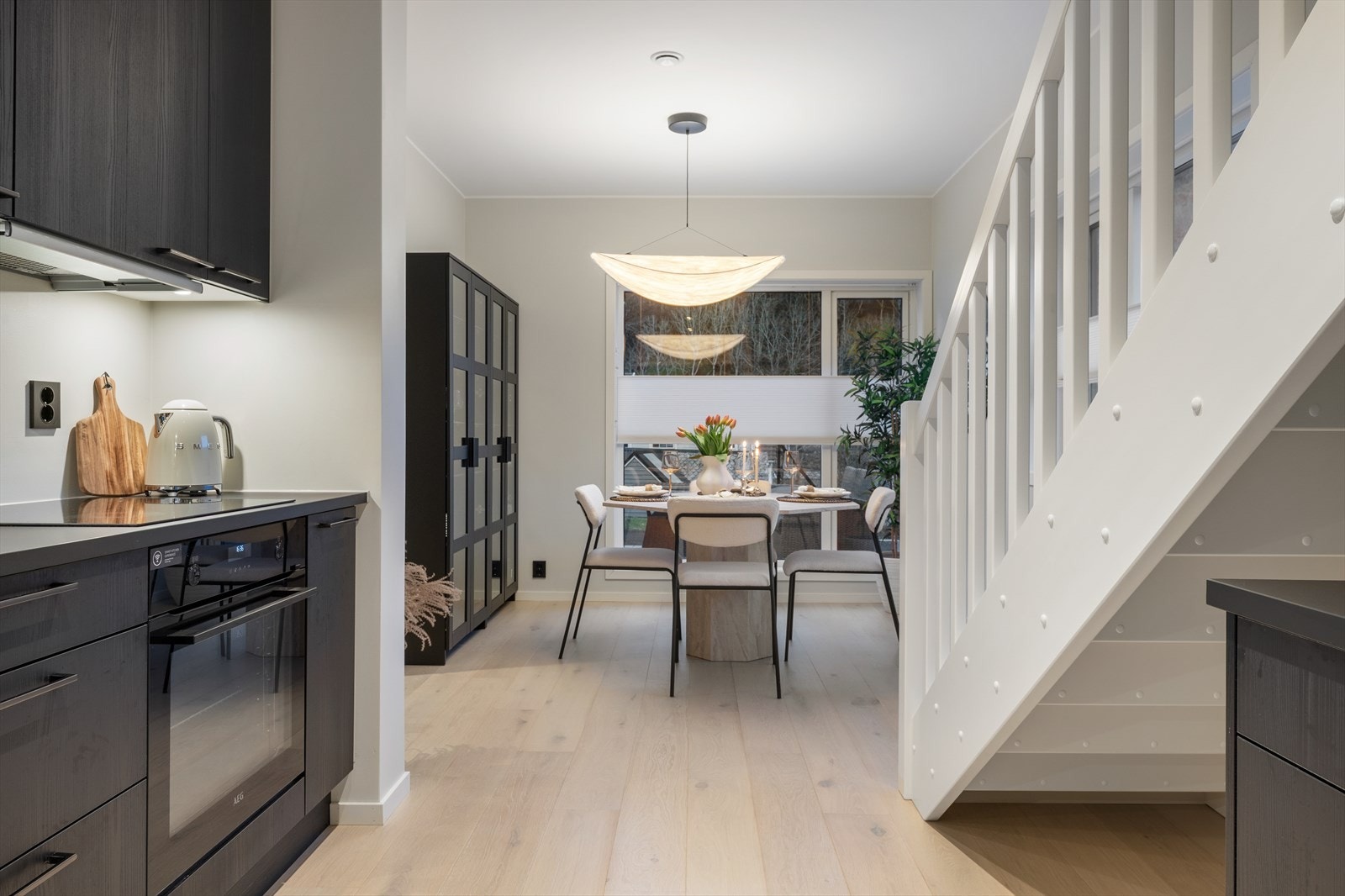 Første etasje er delt i to soner med en spisestue og en stue avdeling Galleribilde