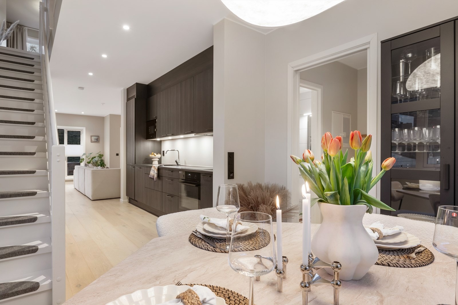 Spisestuen er lett å møblere med en spisegruppe Galleribilde