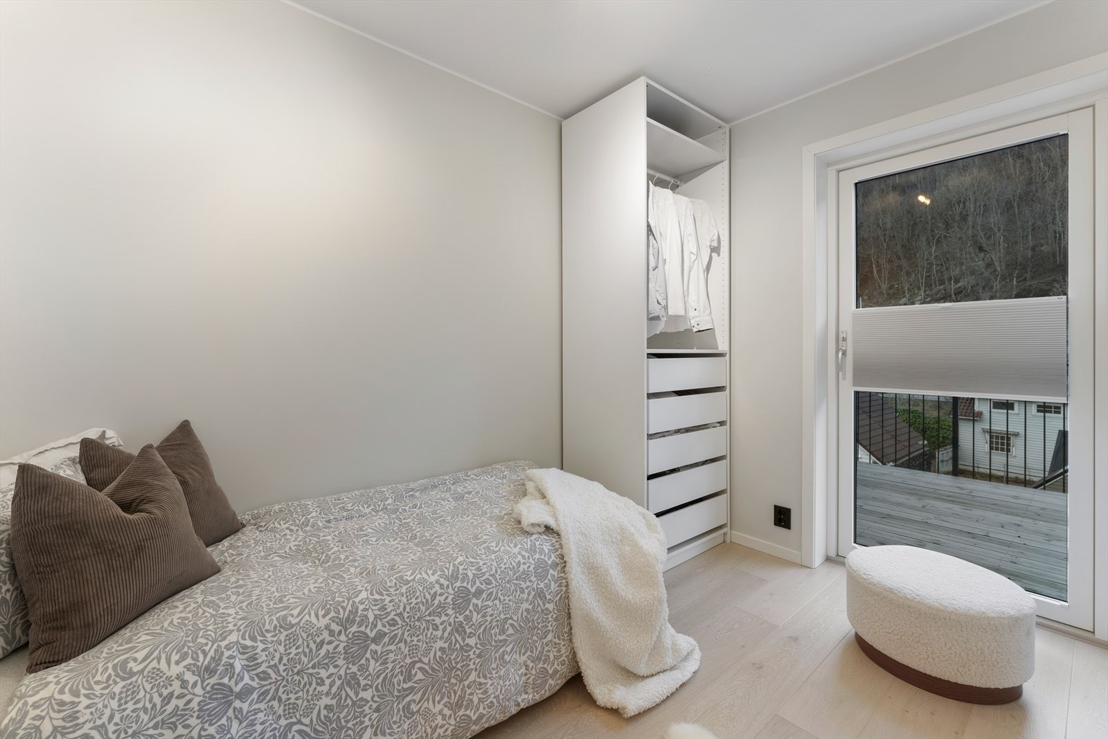 Soverom 2 egner seg svært godt som barne-/gjesterom og rommet kan vise til direkte utgang til en takterrasse Galleribilde