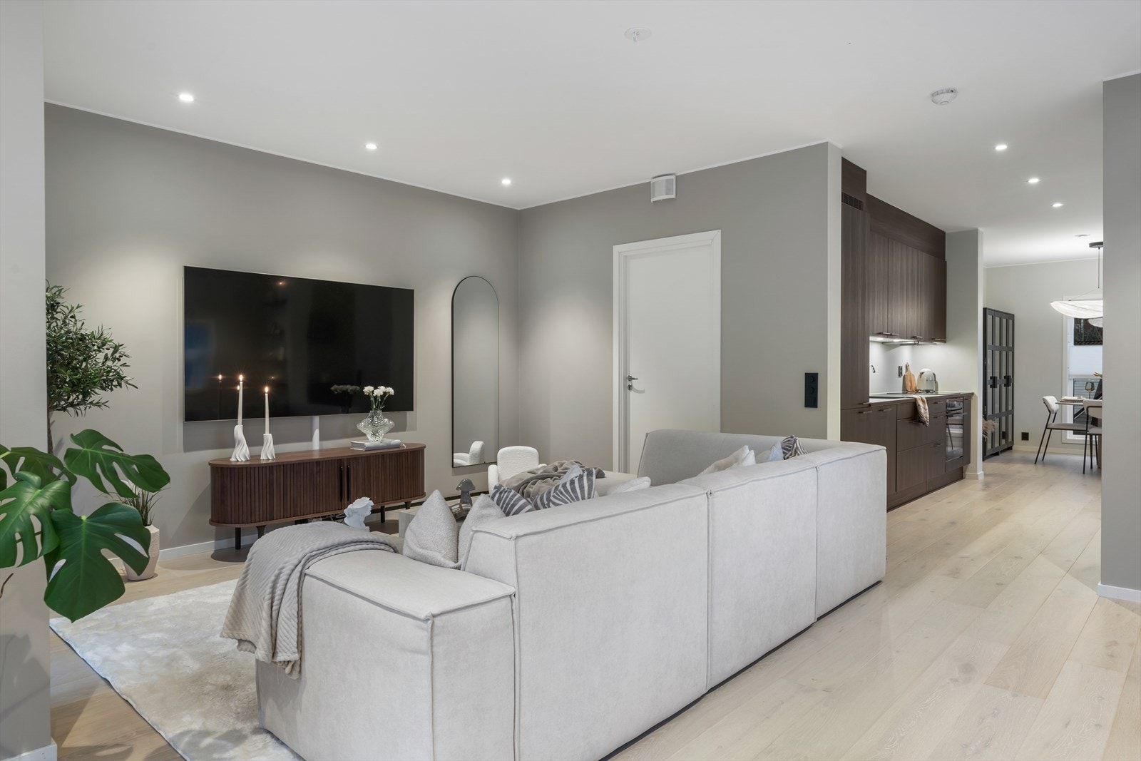 Videre kommer en til den åpne stue-/kjøkkenløsningen som er på hele 45,2 m² Galleribilde