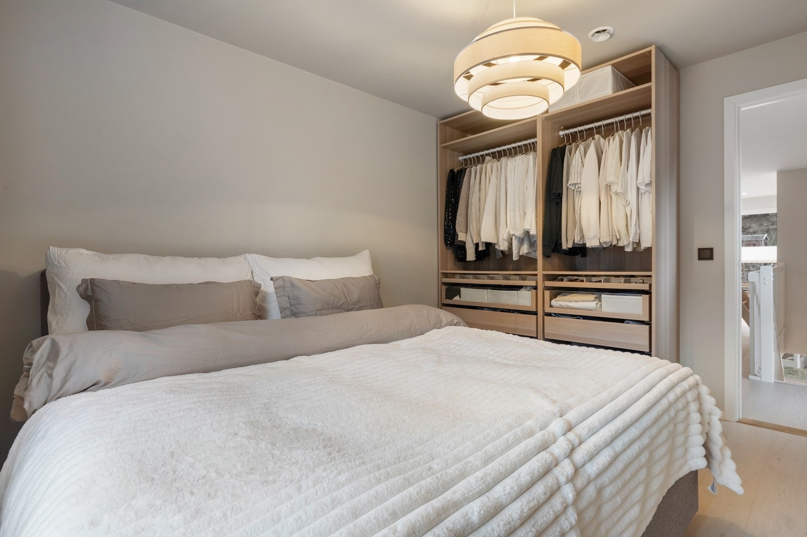 Det er også plass til en romslig garderobeinnredning Galleribilde