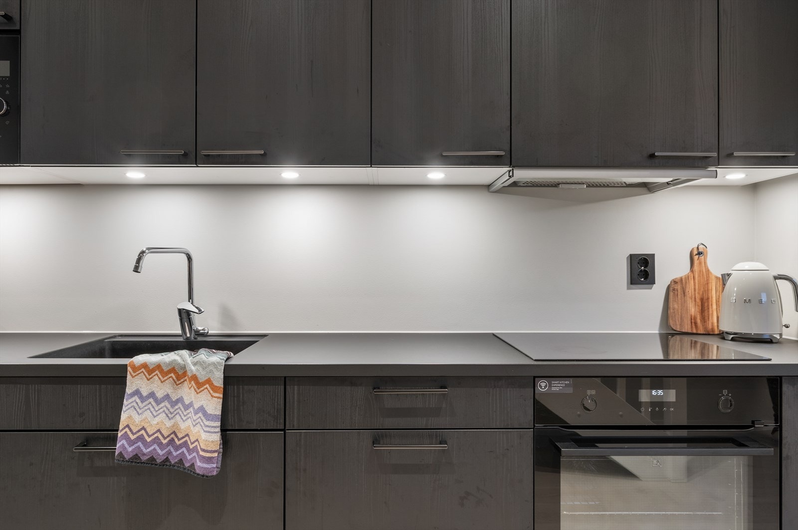 Det er benkeplate med nedfelt vask og platetopp Galleribilde