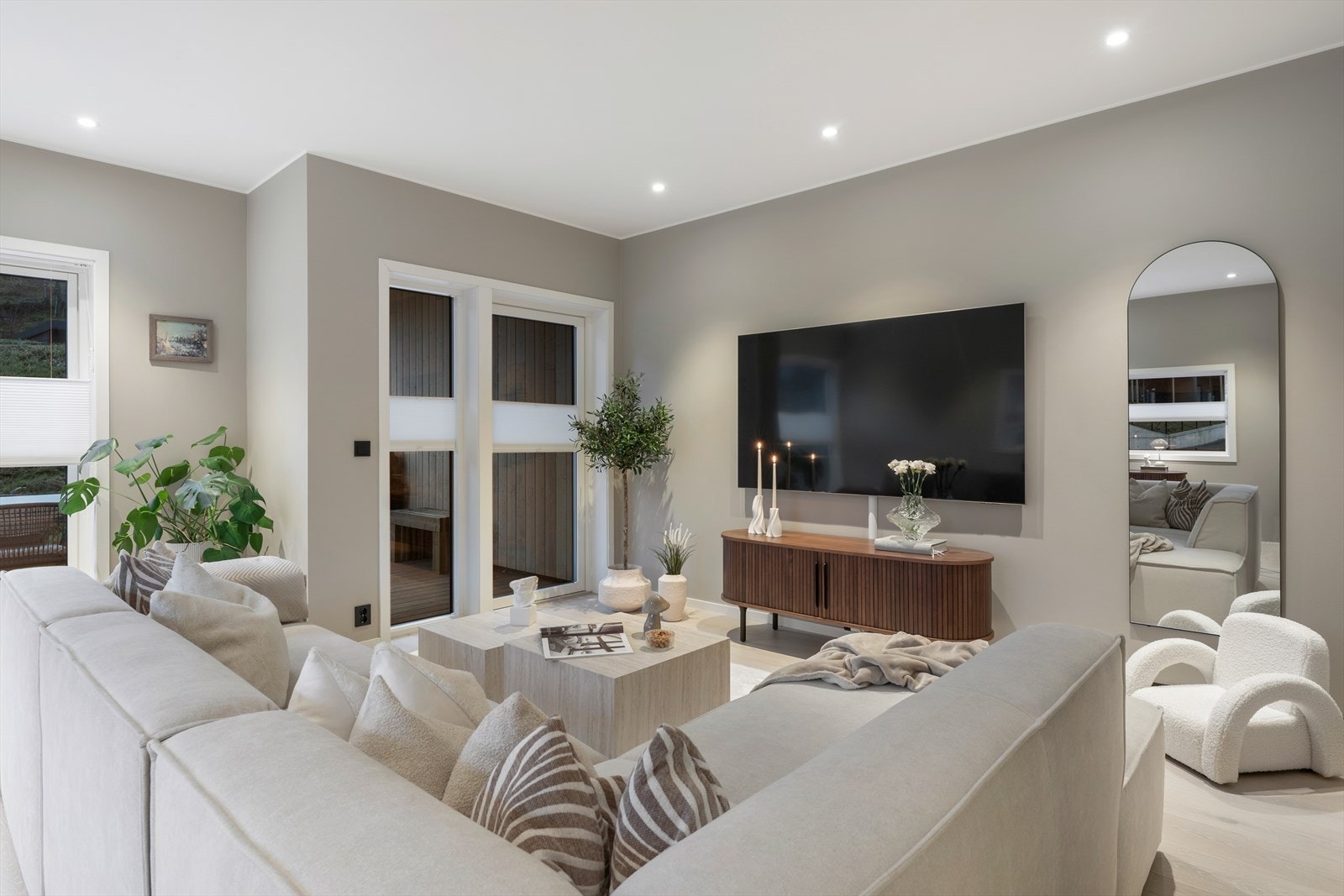 Hovedstuen har naturlige møbleringssoner med godt innslipp av naturliglys Galleribilde