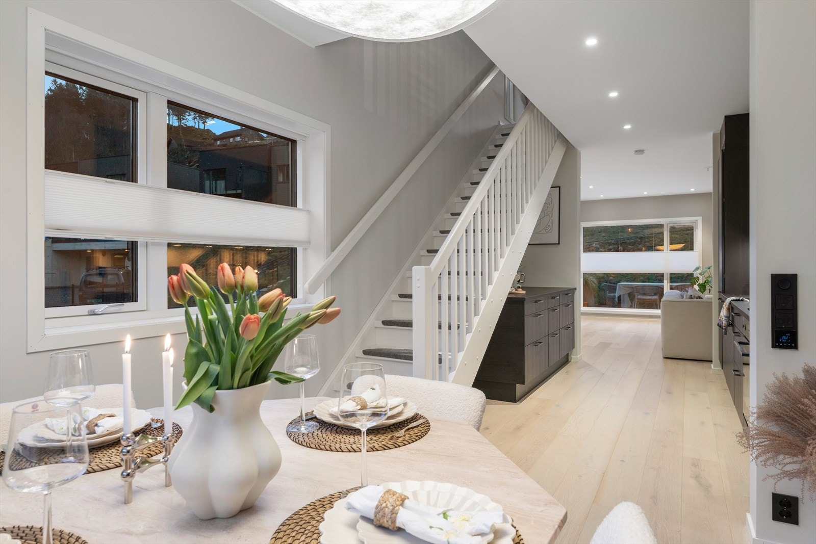 Trappeløpet fører en til rekkehusets andre etasje Galleribilde