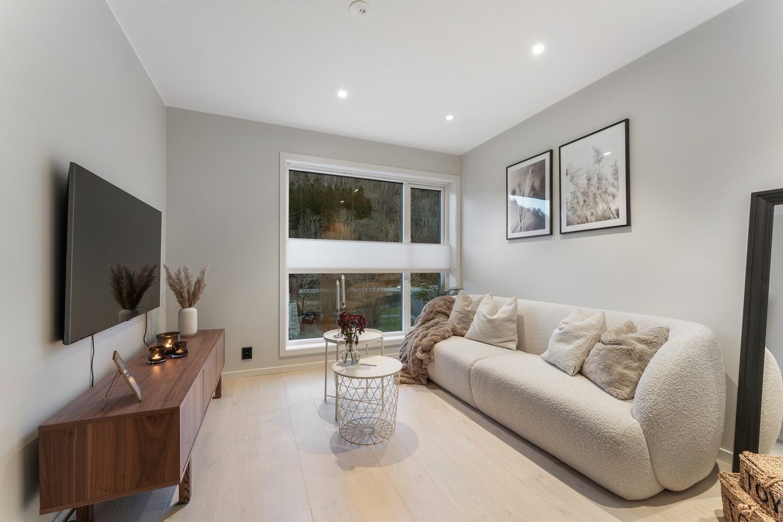 Loftstuen kan vise til en praktisk størrelse på 24,3 m² med plass til en hyggelig sofa-/TV-krok Galleribilde