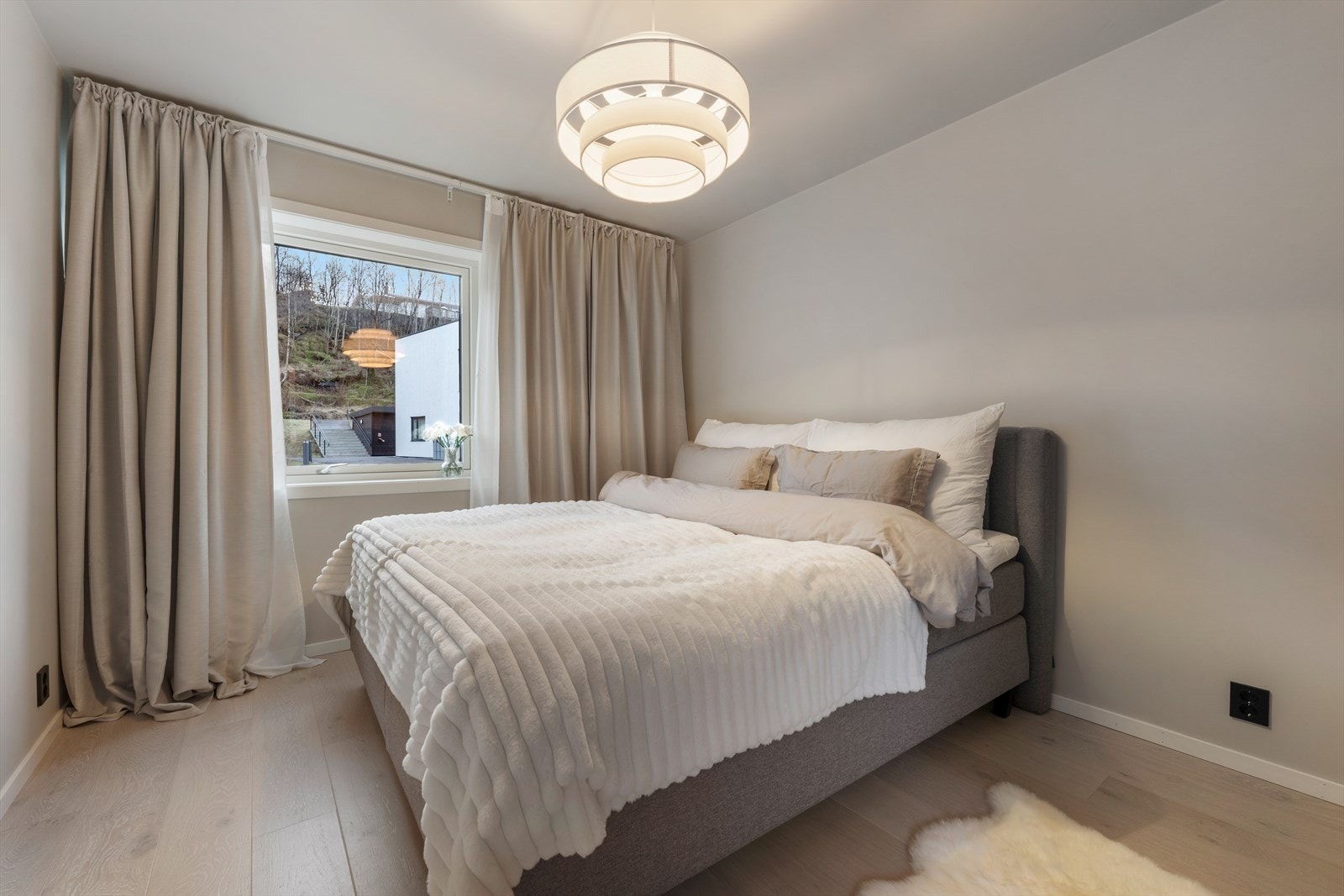 Hovedsoverommet er av god størrelse med plass til en stor dobbeltseng og tilhørende nattbord Galleribilde