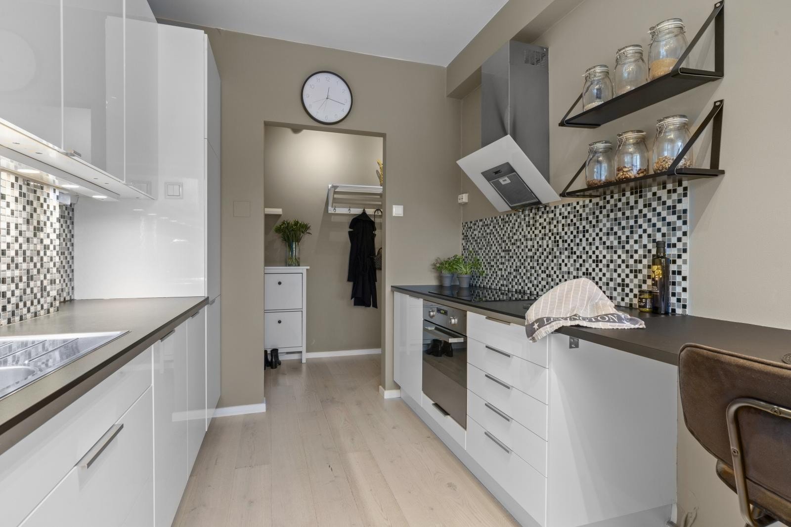 Ventilator og innfelte hvitevarer som koketopp, stekeovn, oppvaskmaskin, kjøl/- fryseskap Galleribilde