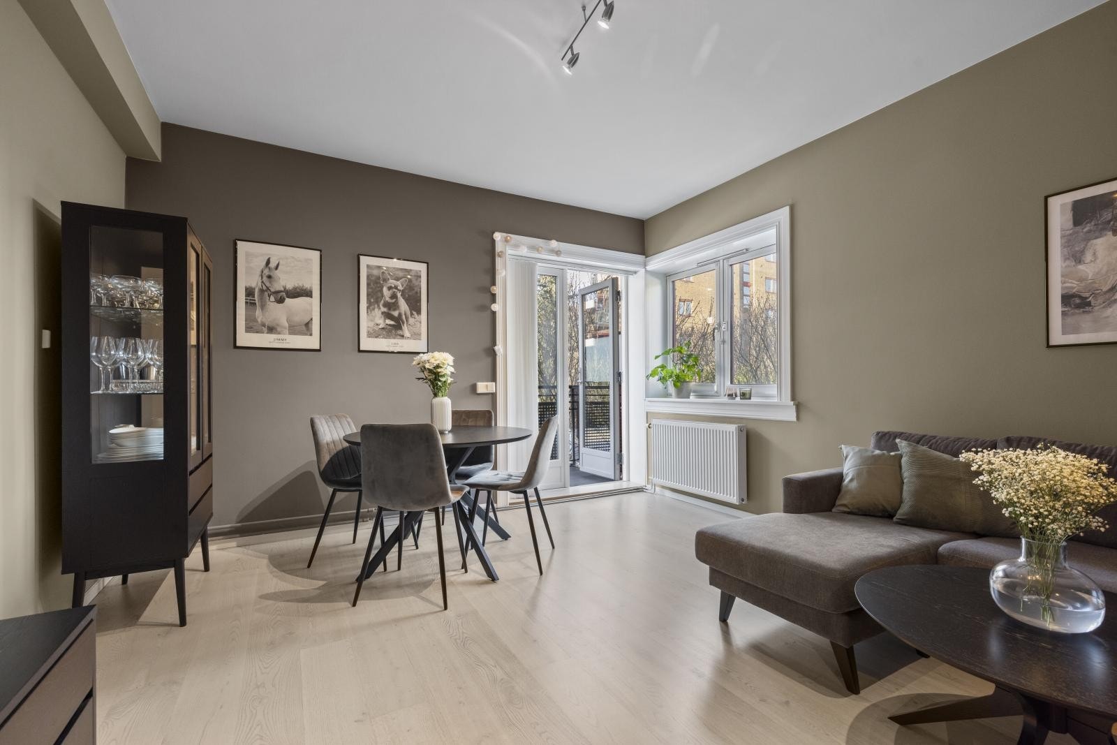 Lys og romslig stue med god plass til både større sofakrok og spisegruppe Galleribilde