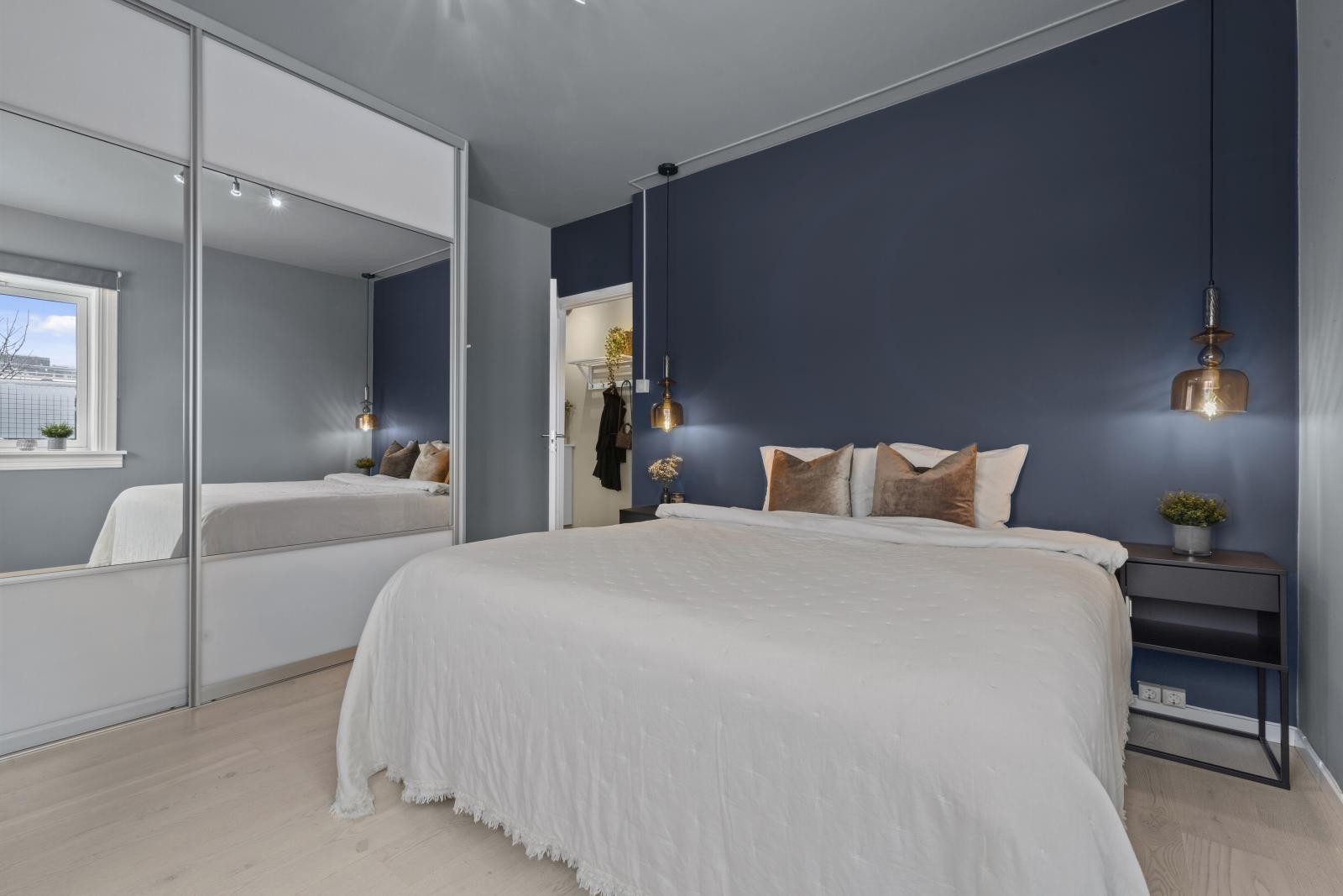 Sengen på bildet er 180cm bred og det er plass til nattbord på begge sider Galleribilde