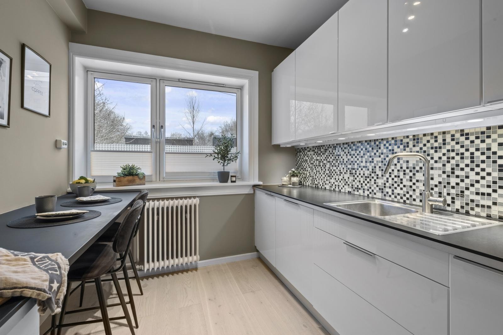 Ikea kjøkkeninnredning med glatte høyglans skapfronter og laminert benkeplate Galleribilde