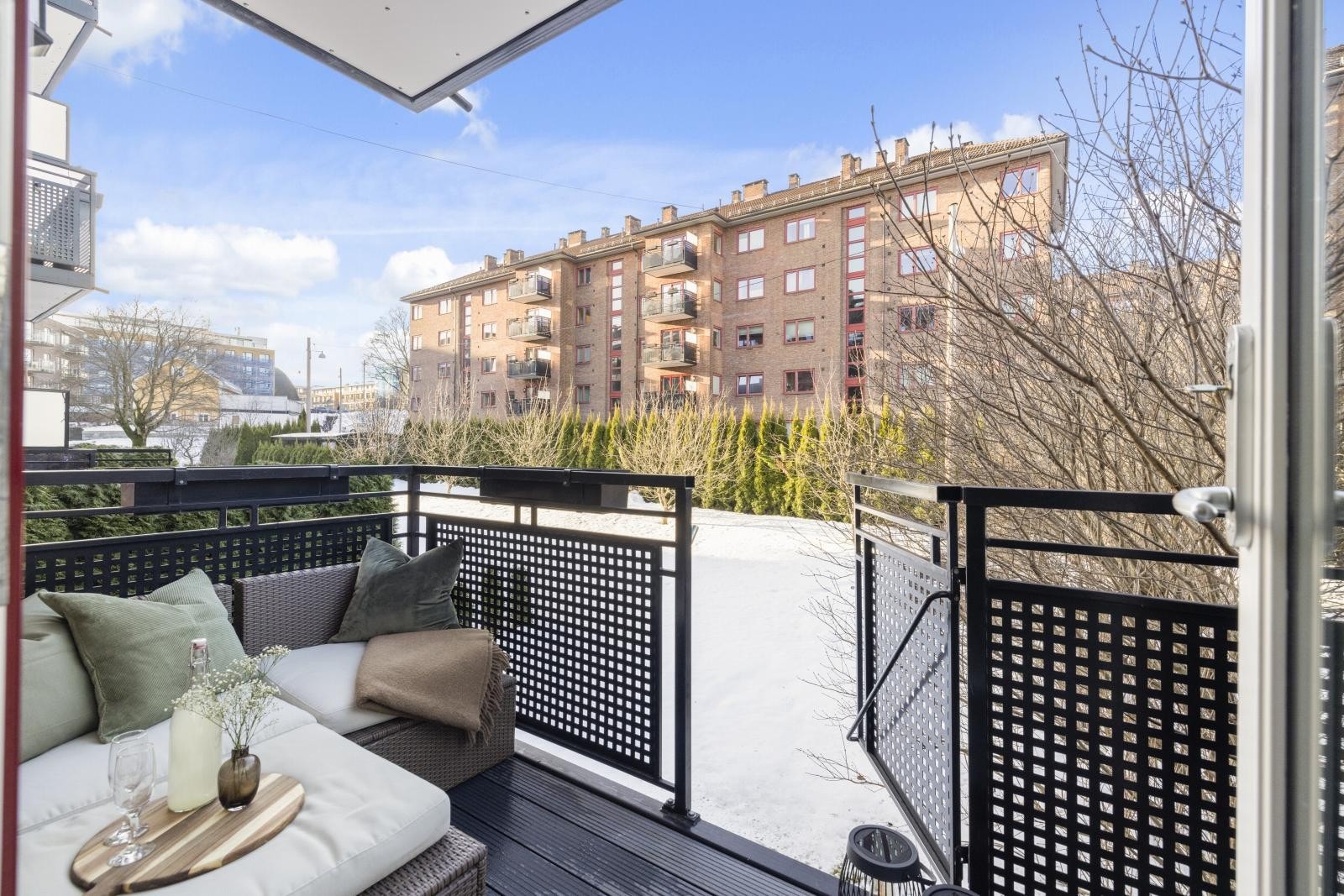 Hyggelig balkong med gode solforhold Galleribilde