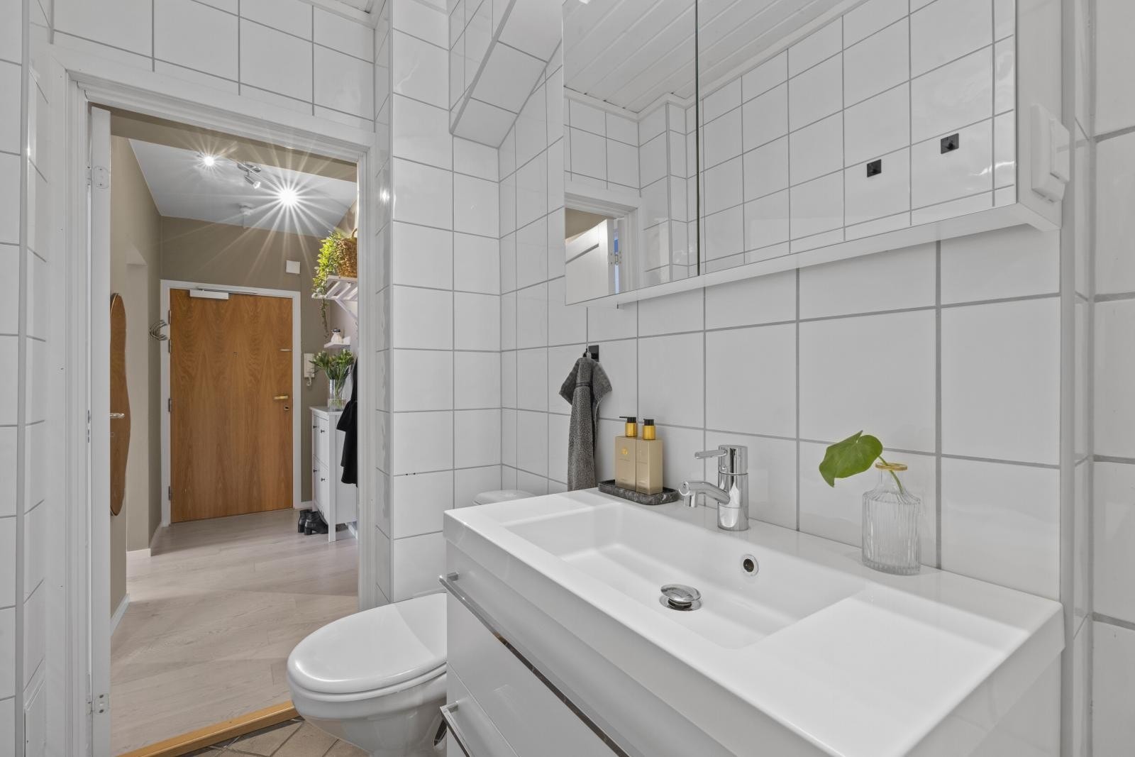 Romslig, flislagt baderom med gulvvarme Galleribilde