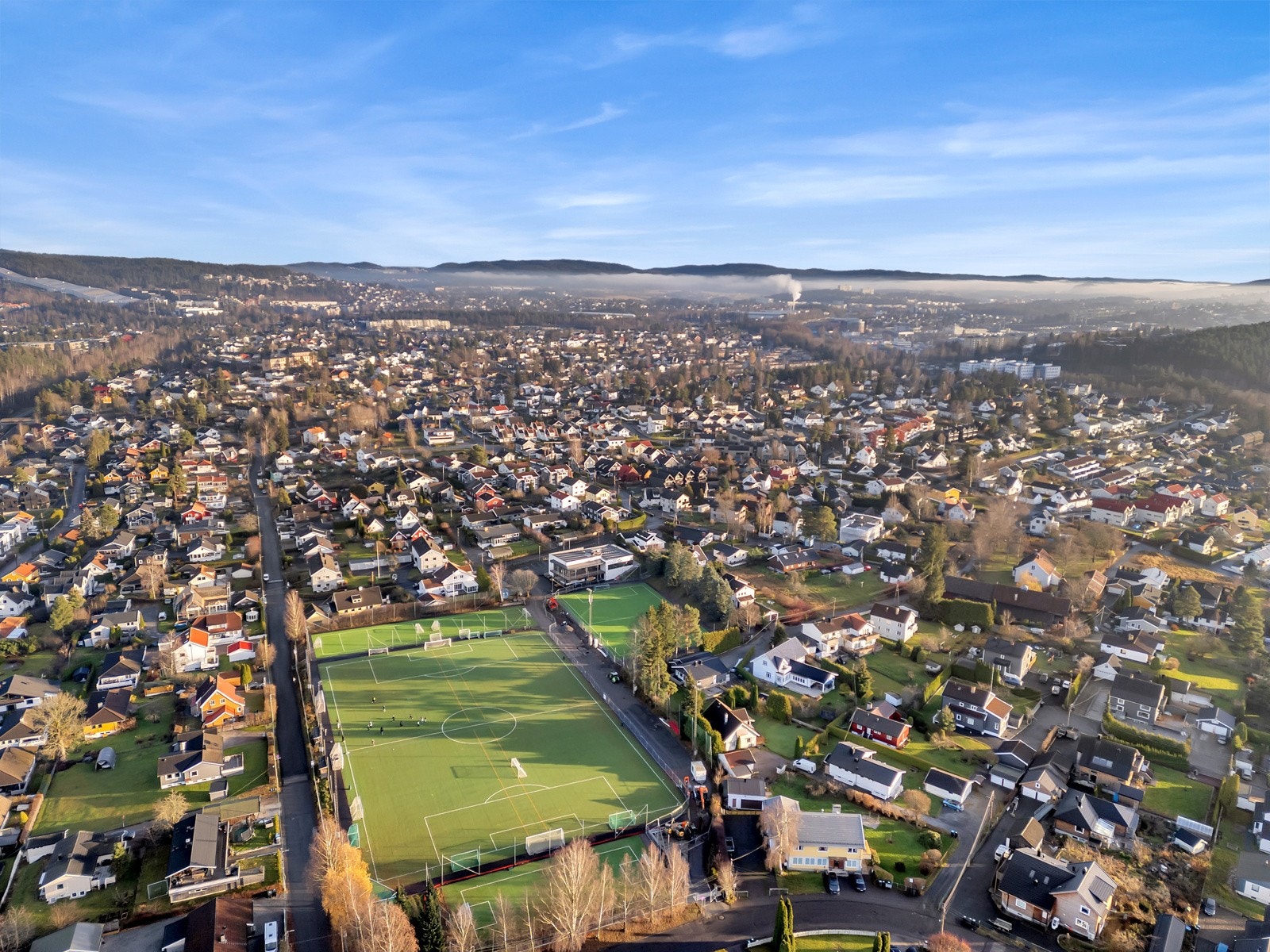En av de nærmeste naboene er idrettsplassen på Høybråten Galleribilde