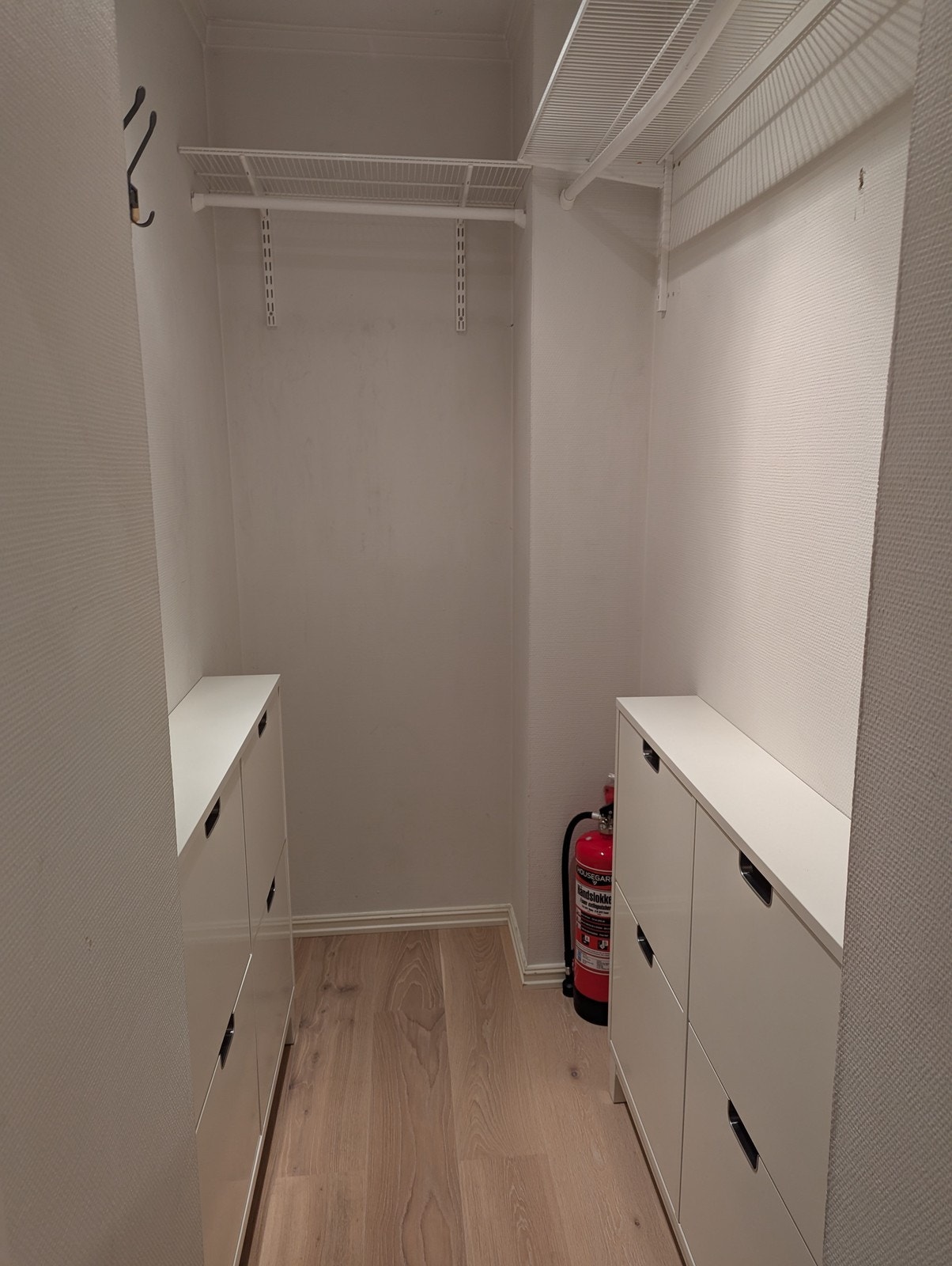 Innvendig bod med god oppbevaringsplass og 2 skoskap. Galleribilde