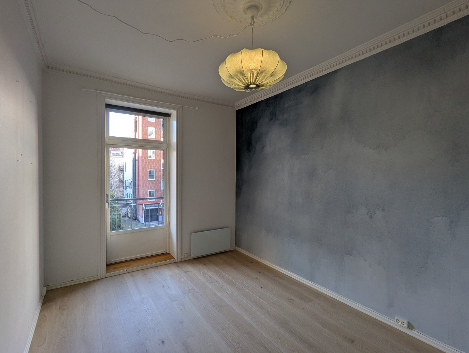 Hovedsoverom med utgang til en romslig balkong og plass til en dobbeltseng. Galleribilde