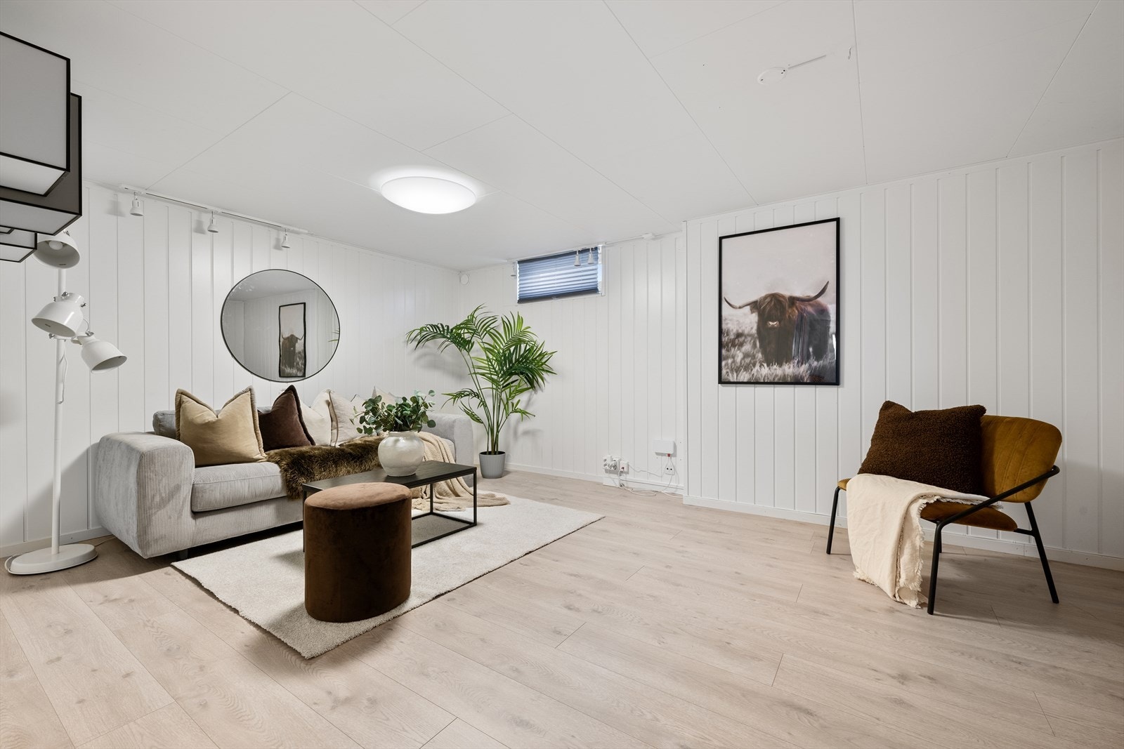 Kjellerstue brukes i dag som stue nr. 2. Her er det god plass til lek og morro, evt. er dette en ypperlig plass for gjester. Rommet er ikke godkjent til varig opphold. Galleribilde