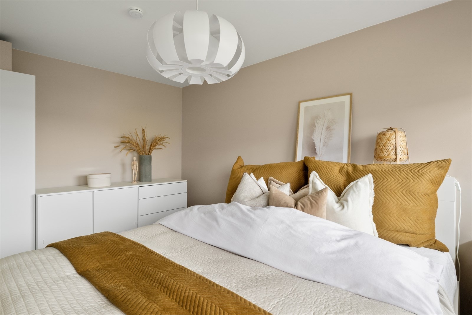 Soverommene er av god størrelse med plass til seng, nattbord og ellers ønsket møblement. Galleribilde