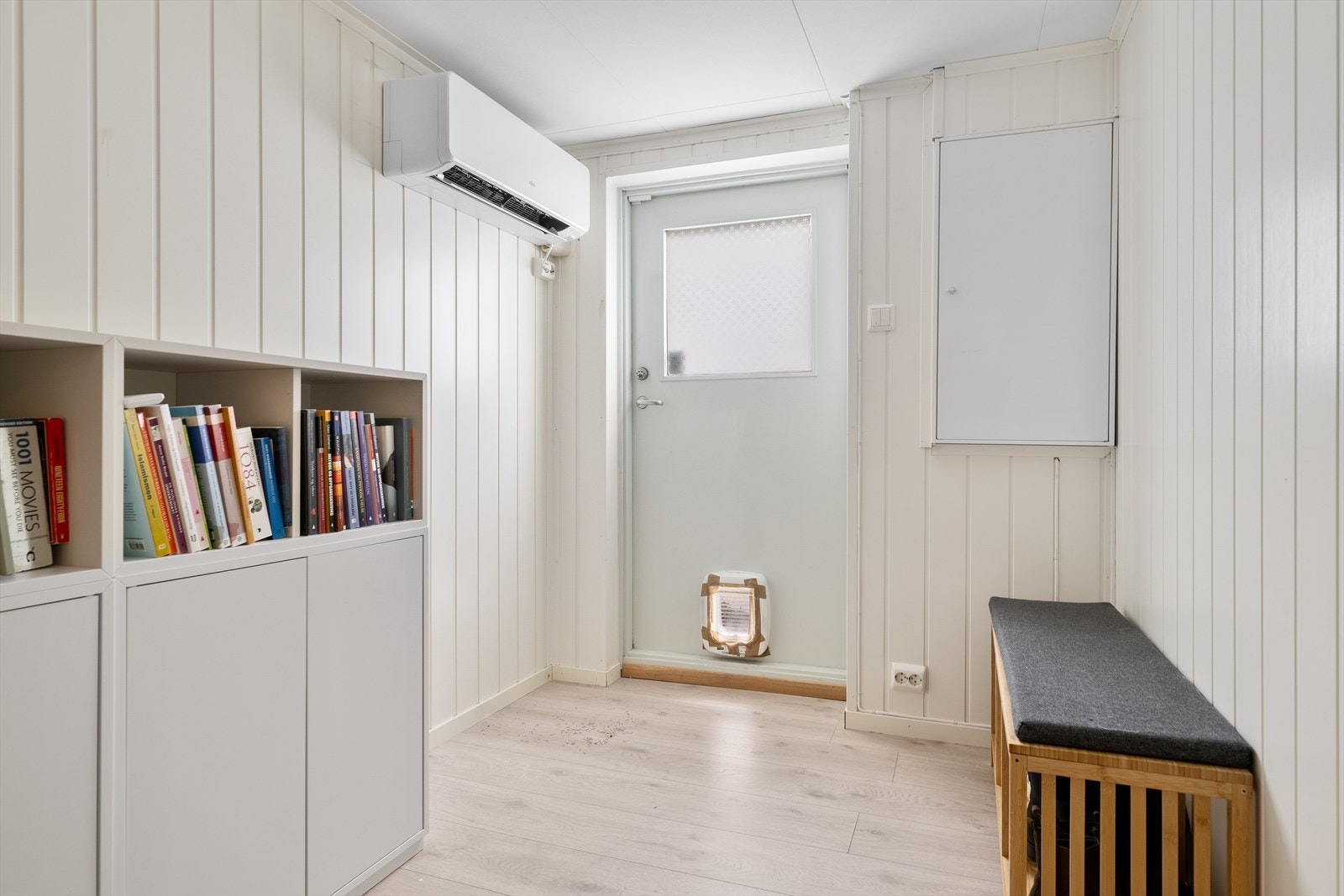 Boligen har luft til luft varmepumpe montert i underetasje og i stue i 2.etasje. Galleribilde