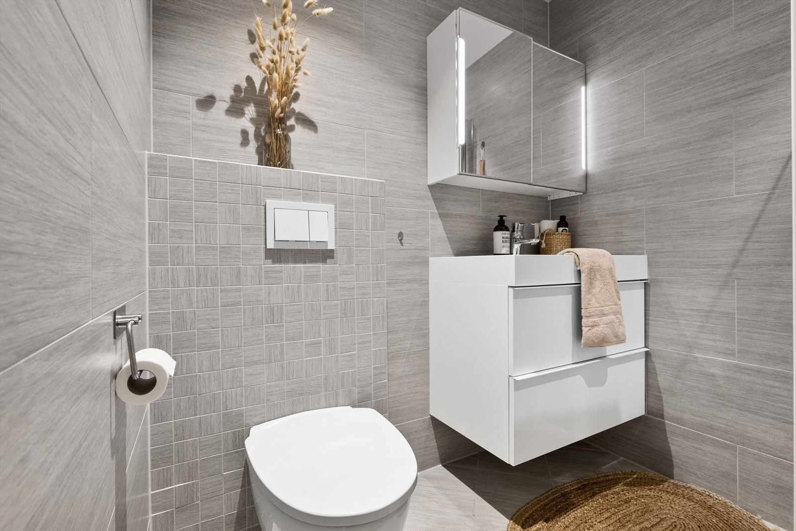 Videre i 1. etasjen finner man boligens bad. Badet er helfliset med elektriske varmekabler i gulv. Galleribilde