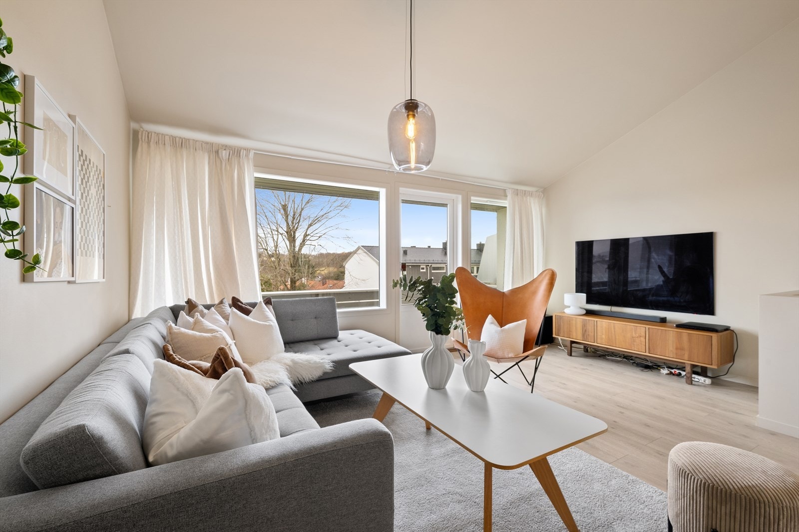 Gulvet prydes av laminat som gir rommet varme og karakter. Veggene er nøye utvalgt med trendy og lyse farger som skaper en harmonisk atmosfære og gir rommet et moderne preg. Galleribilde