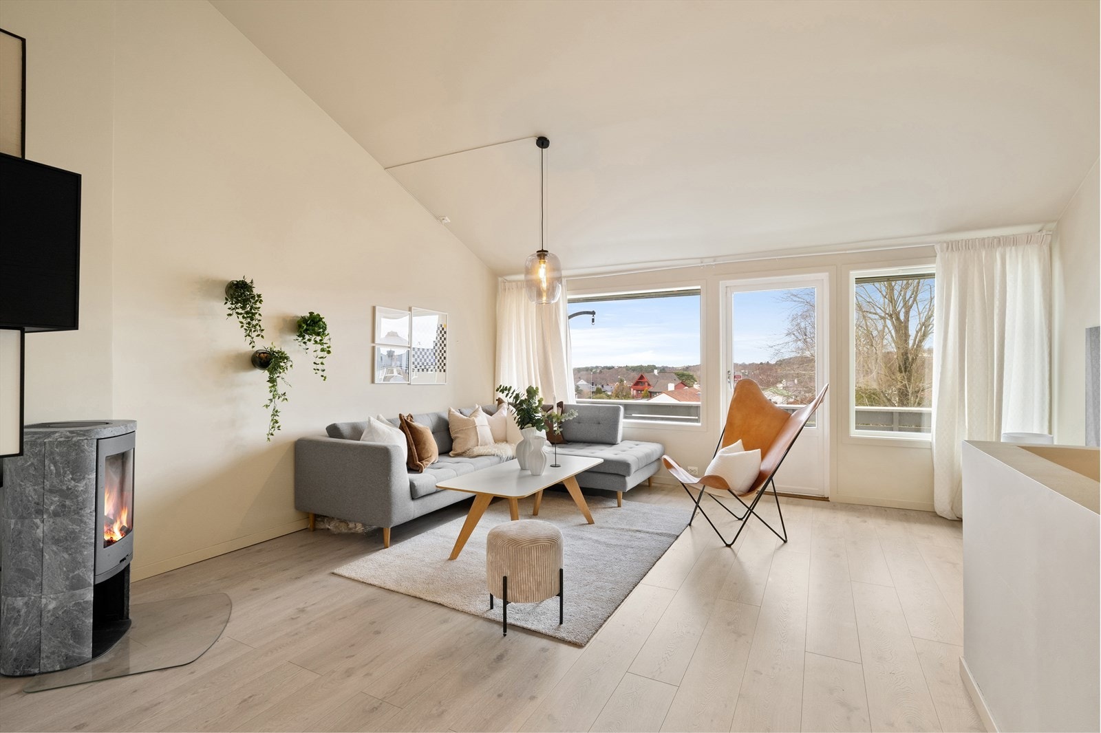 Stuen er et nydelig rom som innbyr til avslapning og sosialt samvær. Galleribilde