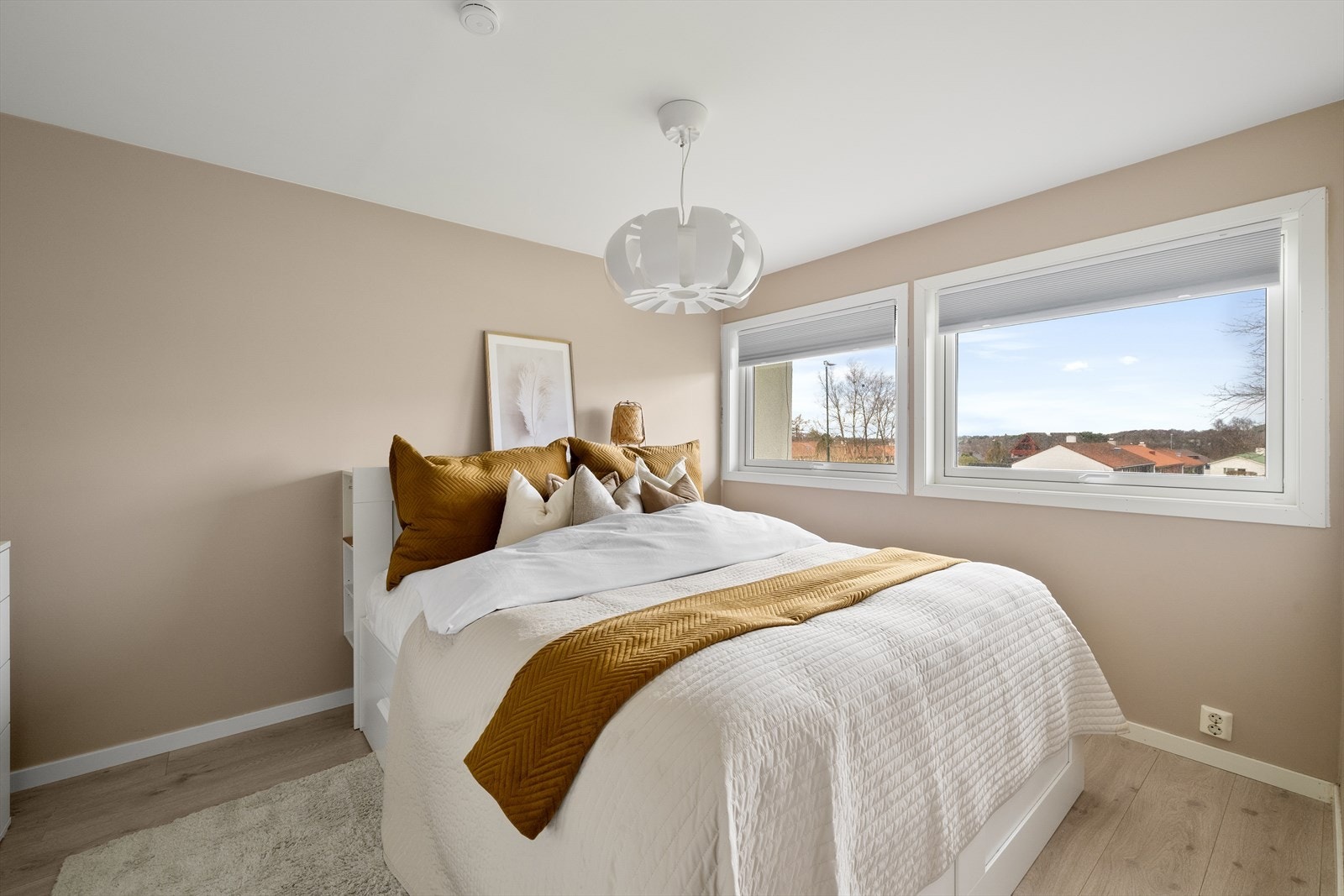 Boligen strekker seg over tre plan og byr blant annet på tre gode soverom Galleribilde