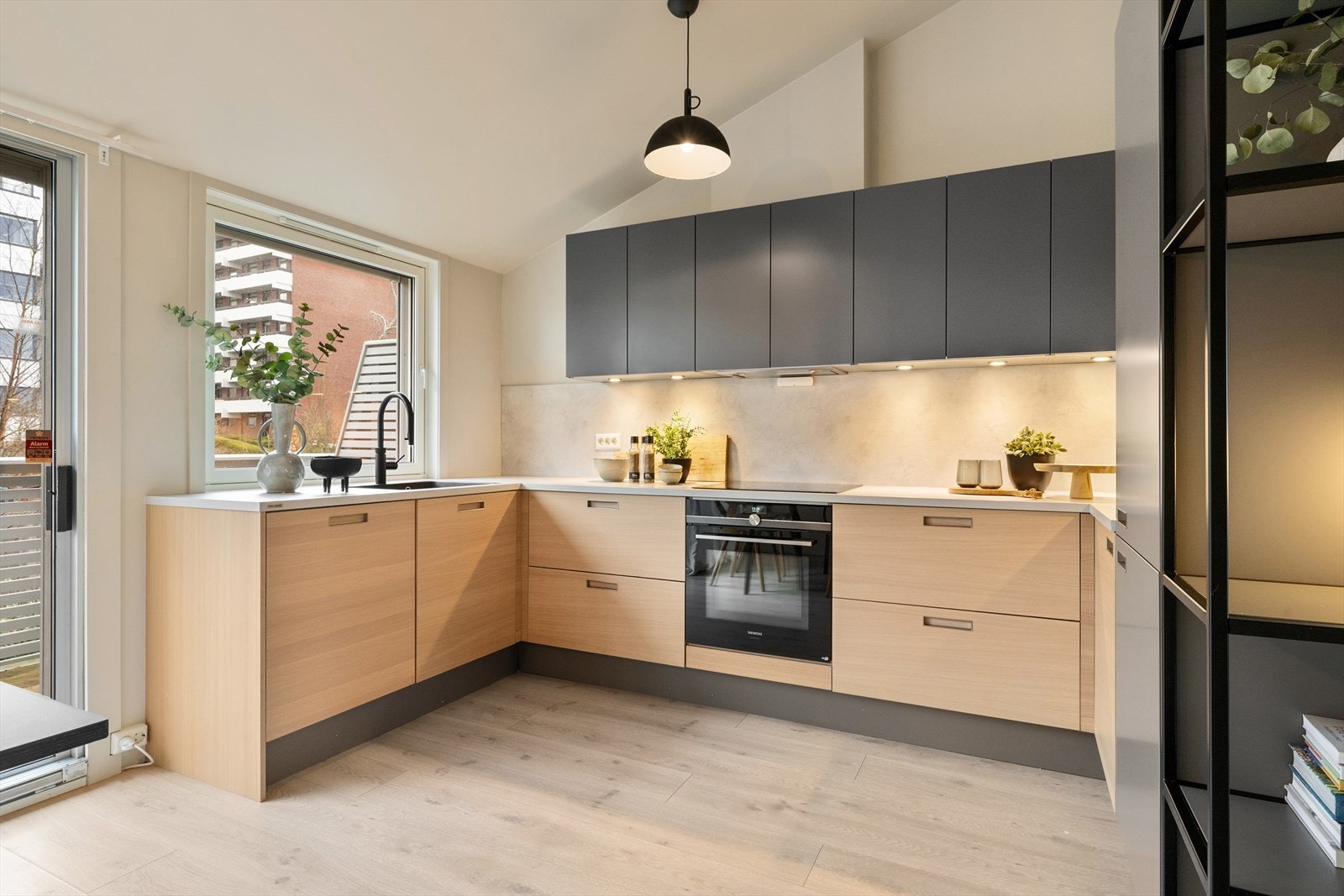 Moderne kjøkkeninnredning fra kvalitetsmerket Svane Kjøkken. Galleribilde