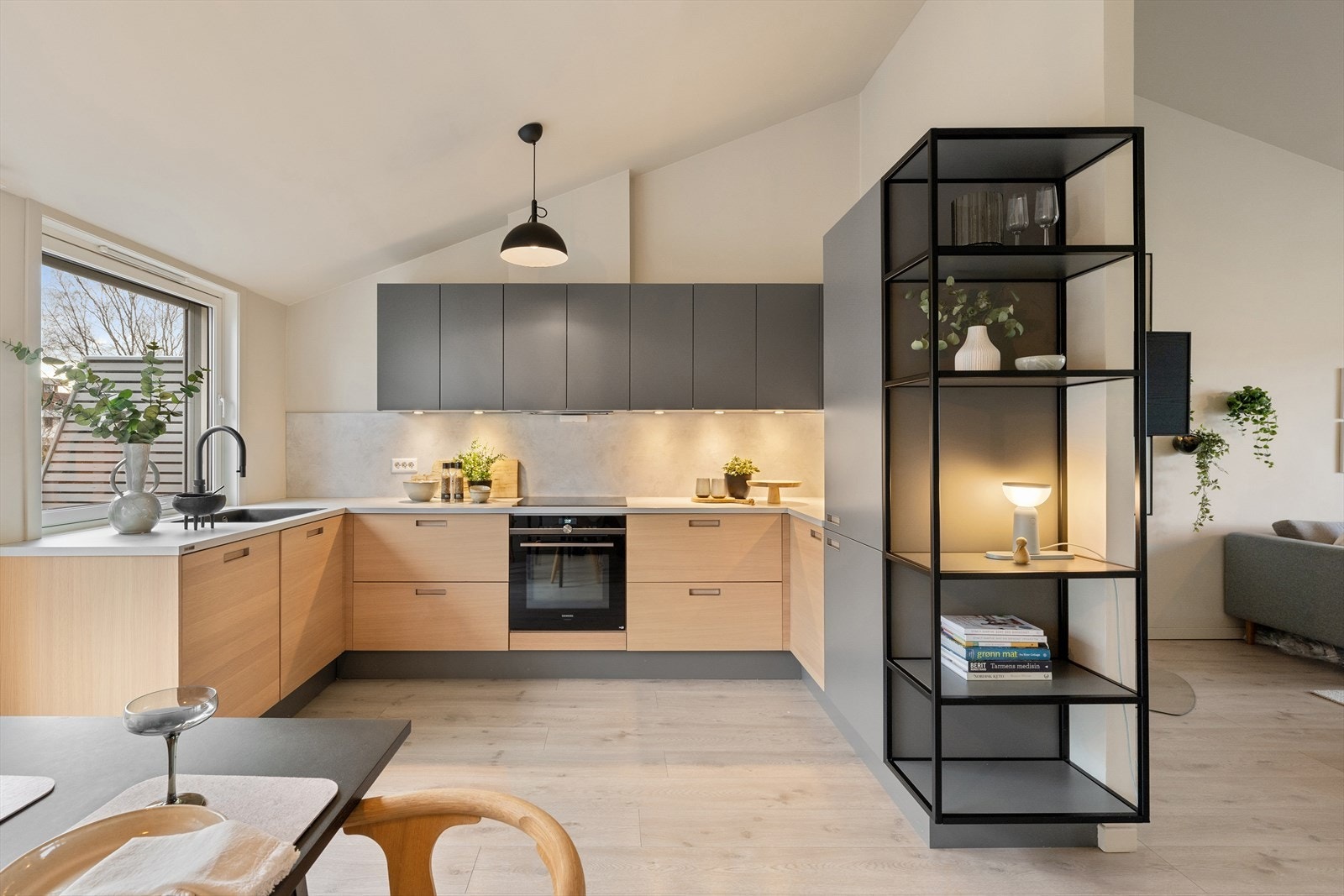 Innredningen har slette fronter og benkeplate av laminat med backsplash. Galleribilde