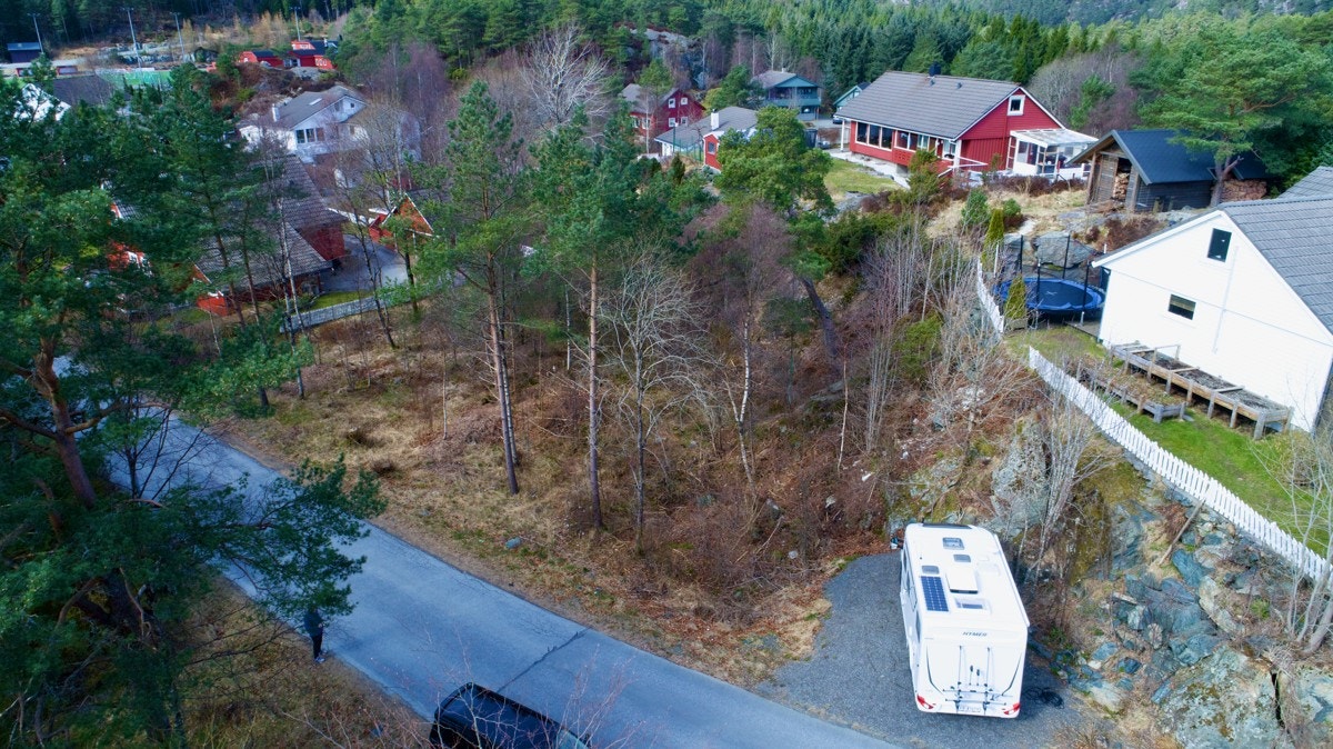 Åsamyrvegen 25 er ei stor bustadtomt i eit barnevennleg og populært område. (Bilete før gjerning av tre) Galleribilde