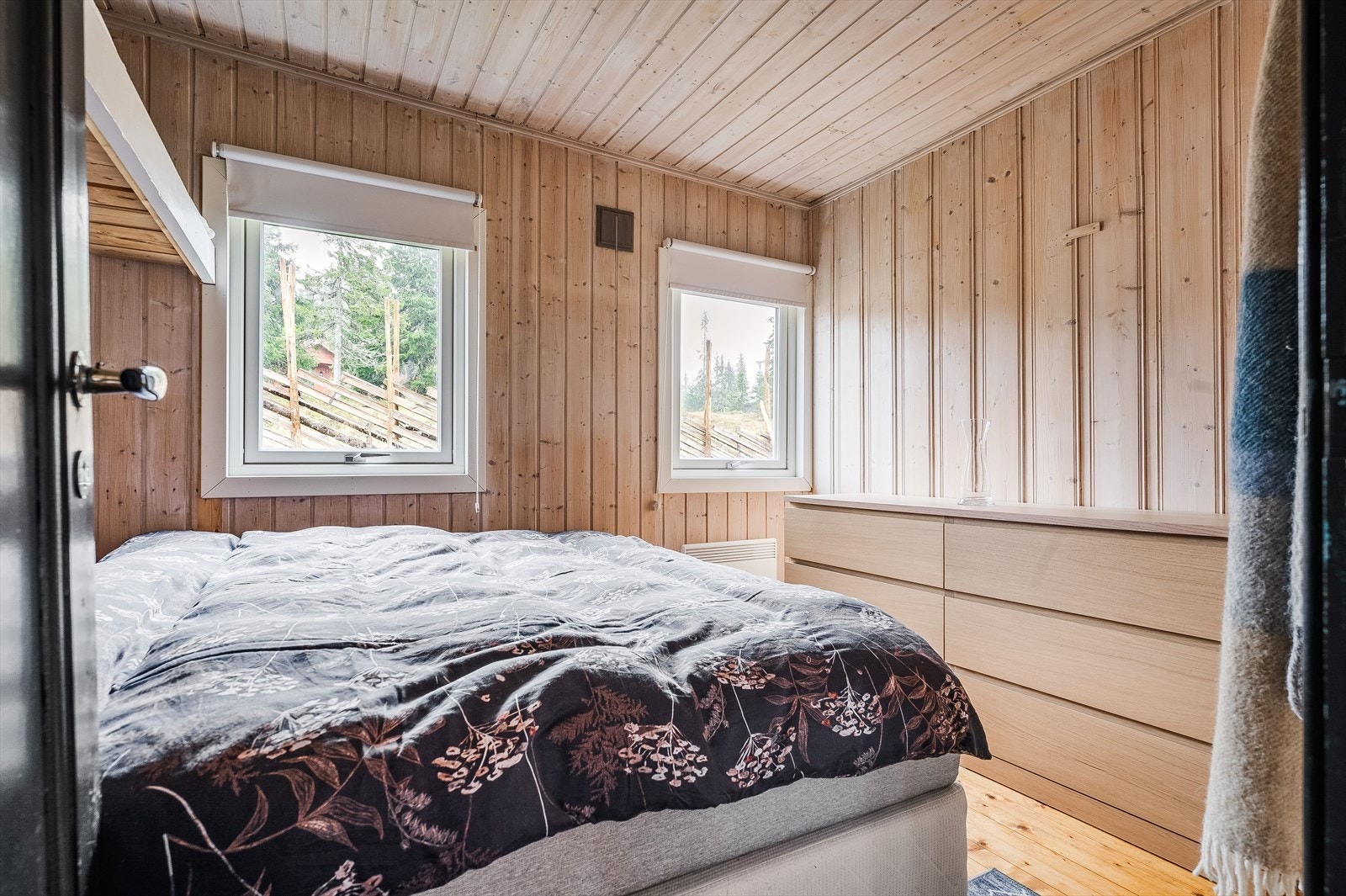 Hytta har to gode soverom. Hovedsoverom med plass til dobbeltseng Galleribilde