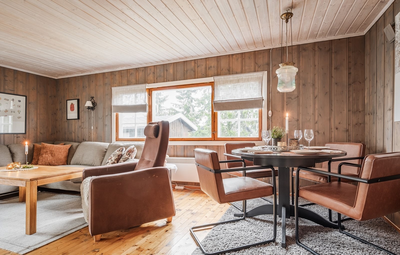 Det er flere vinduer i stuen, som gir godt med dagslys til rommet Galleribilde