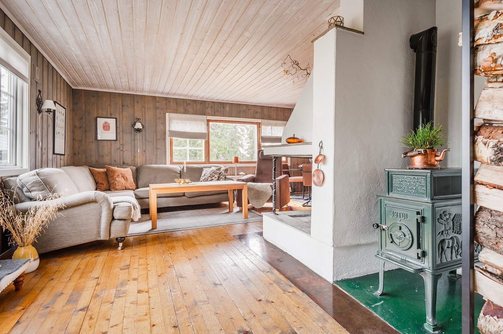 Store vindusflater mot to ulike himmelretninger sørger for rikelig med naturlig lys Galleribilde