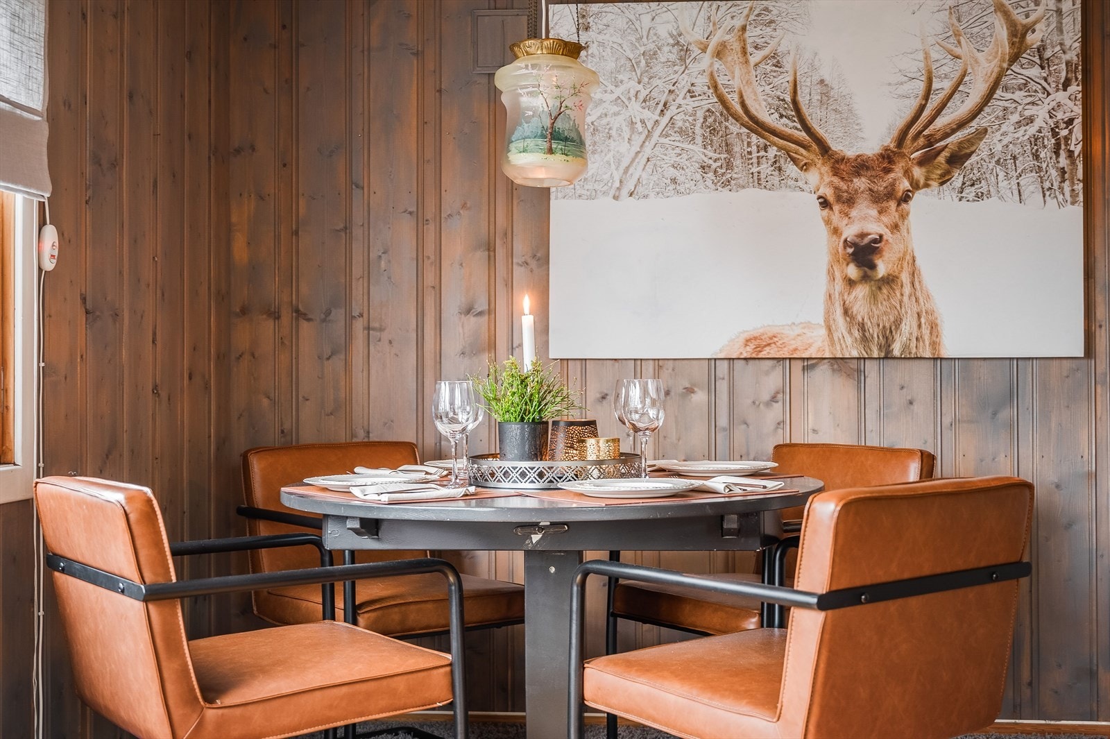 Stuen har beiset panel på vegger Galleribilde