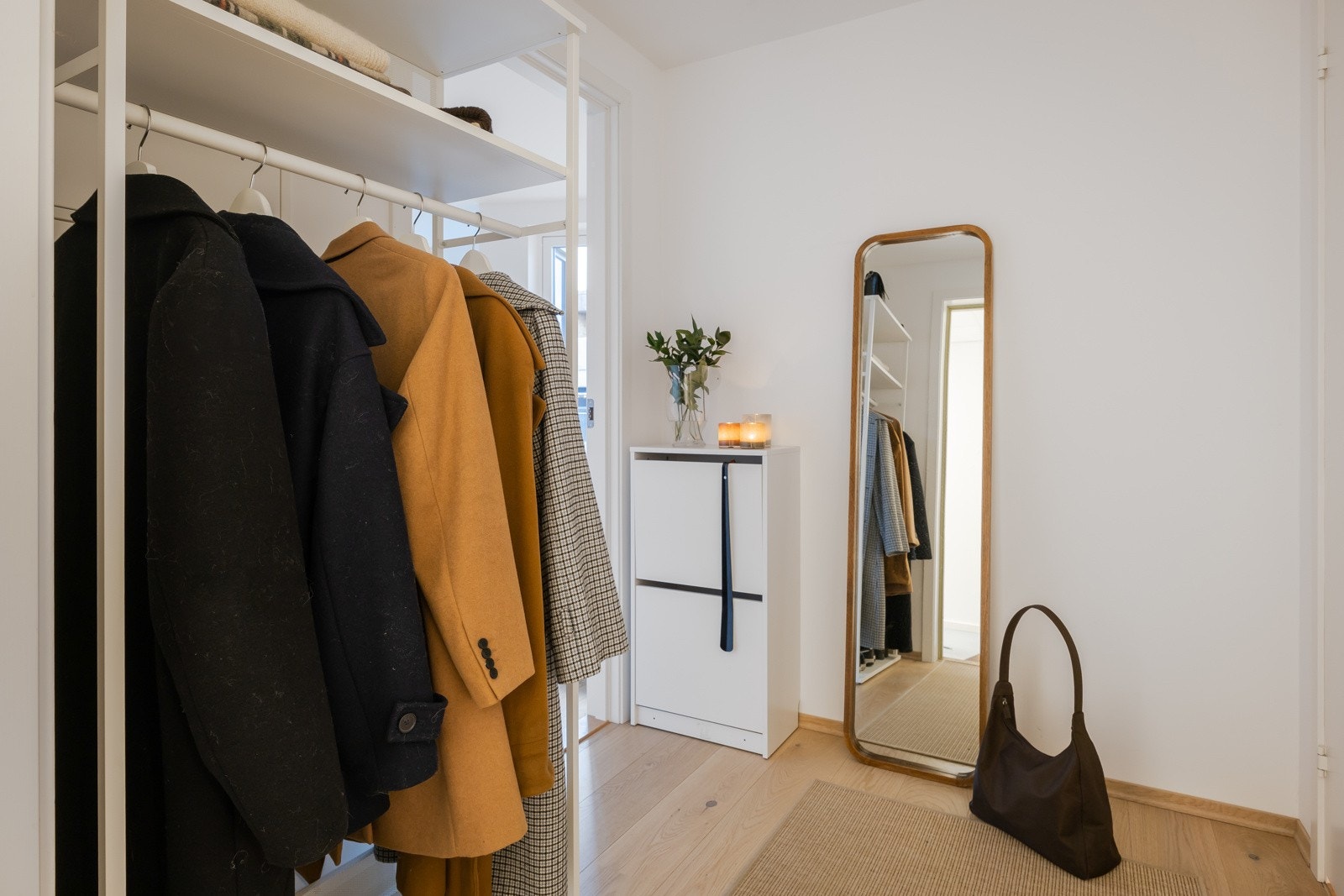 Entre på 4 kvm. hvor man har rom for oppbevering av yttertøy og sko. Galleribilde