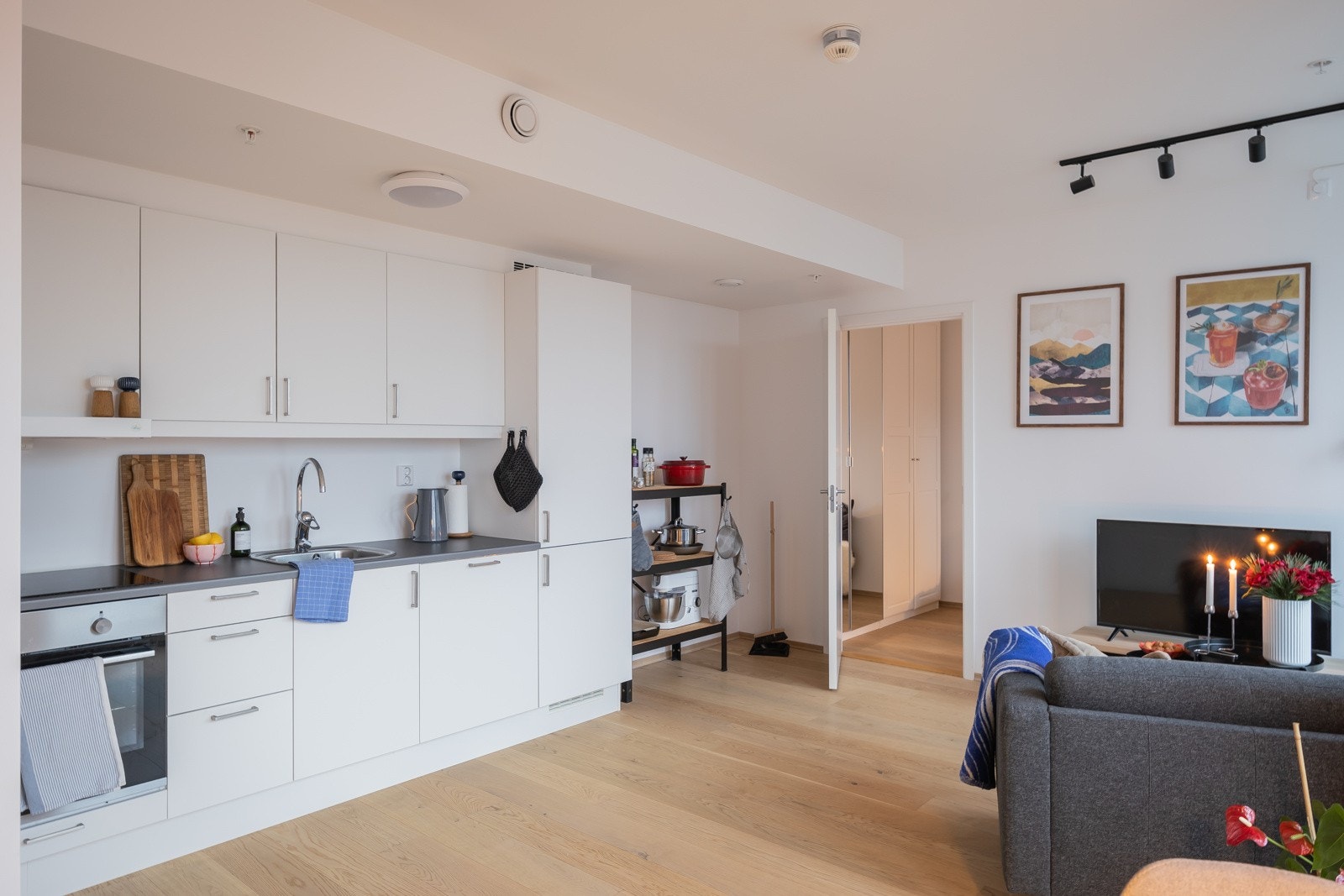 Stilrent og moderne kjøkken fra byggeår med integrerte hvitevarer. Galleribilde