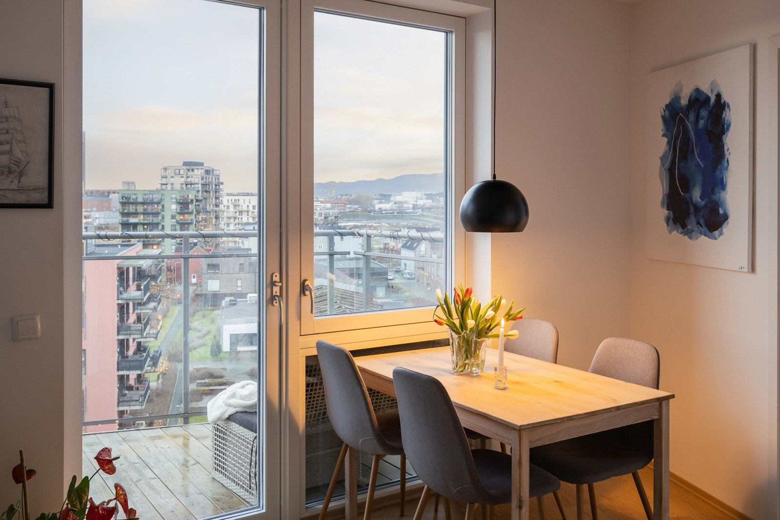 Utsikten kommer virkelig til sin rett med utstrakte vindusflater langs ytterveggen. Galleribilde