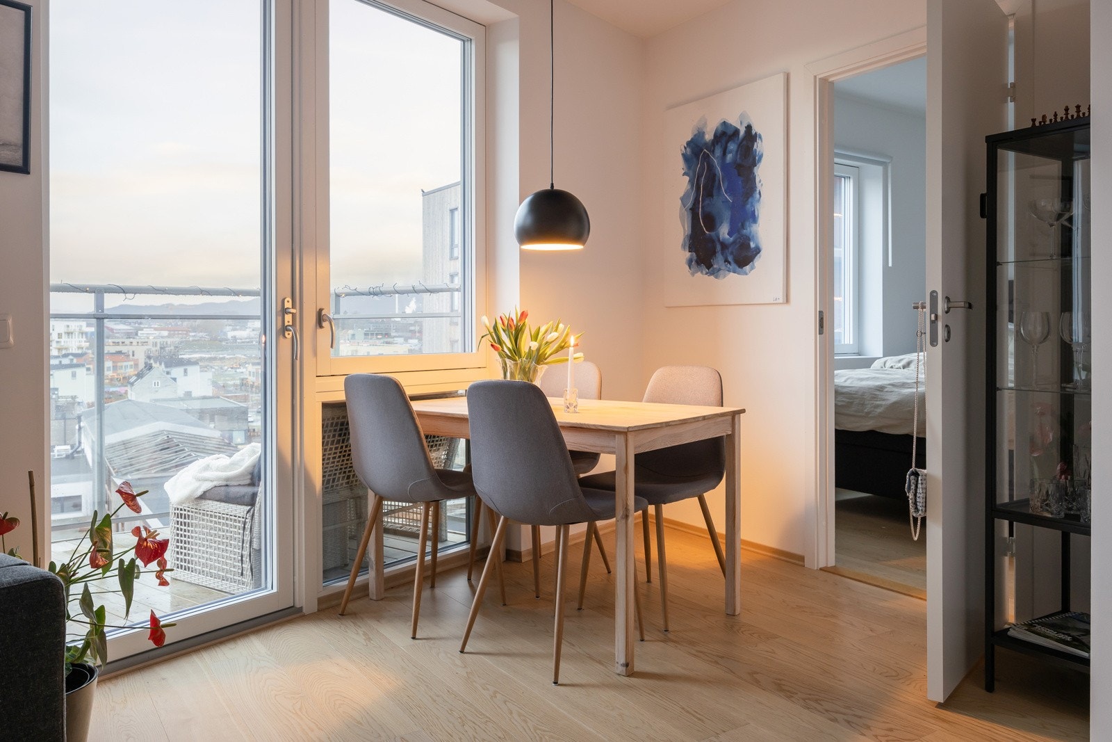 Her er det behagelig vannbåren gulvarme som gir jevn og behagelig temperatur året rundt. Oppvarming er inkludert i månedlige fellesutgifter. Galleribilde