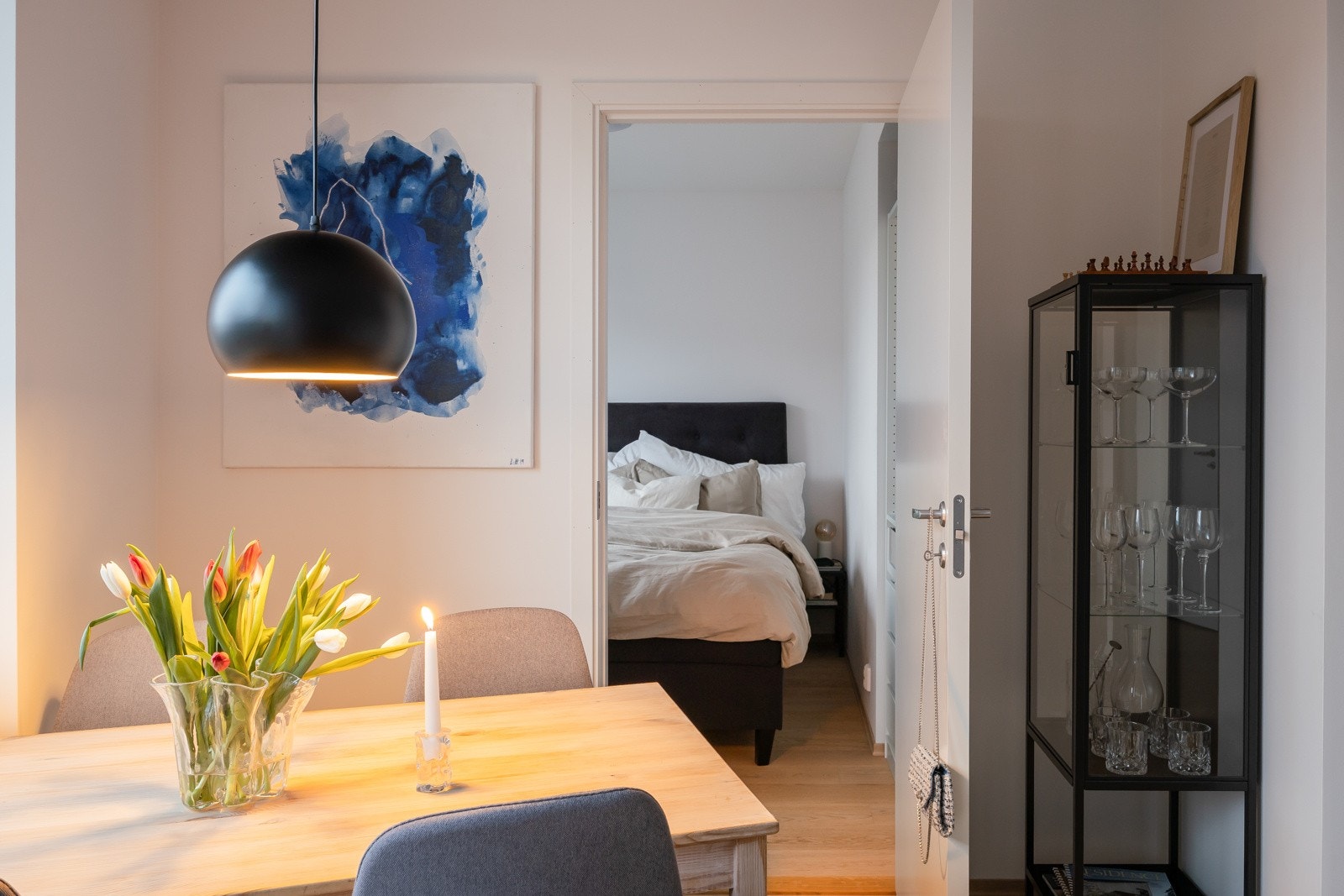 Soverommene er praktisk plassert i hver sine ende av leiligheten. Galleribilde