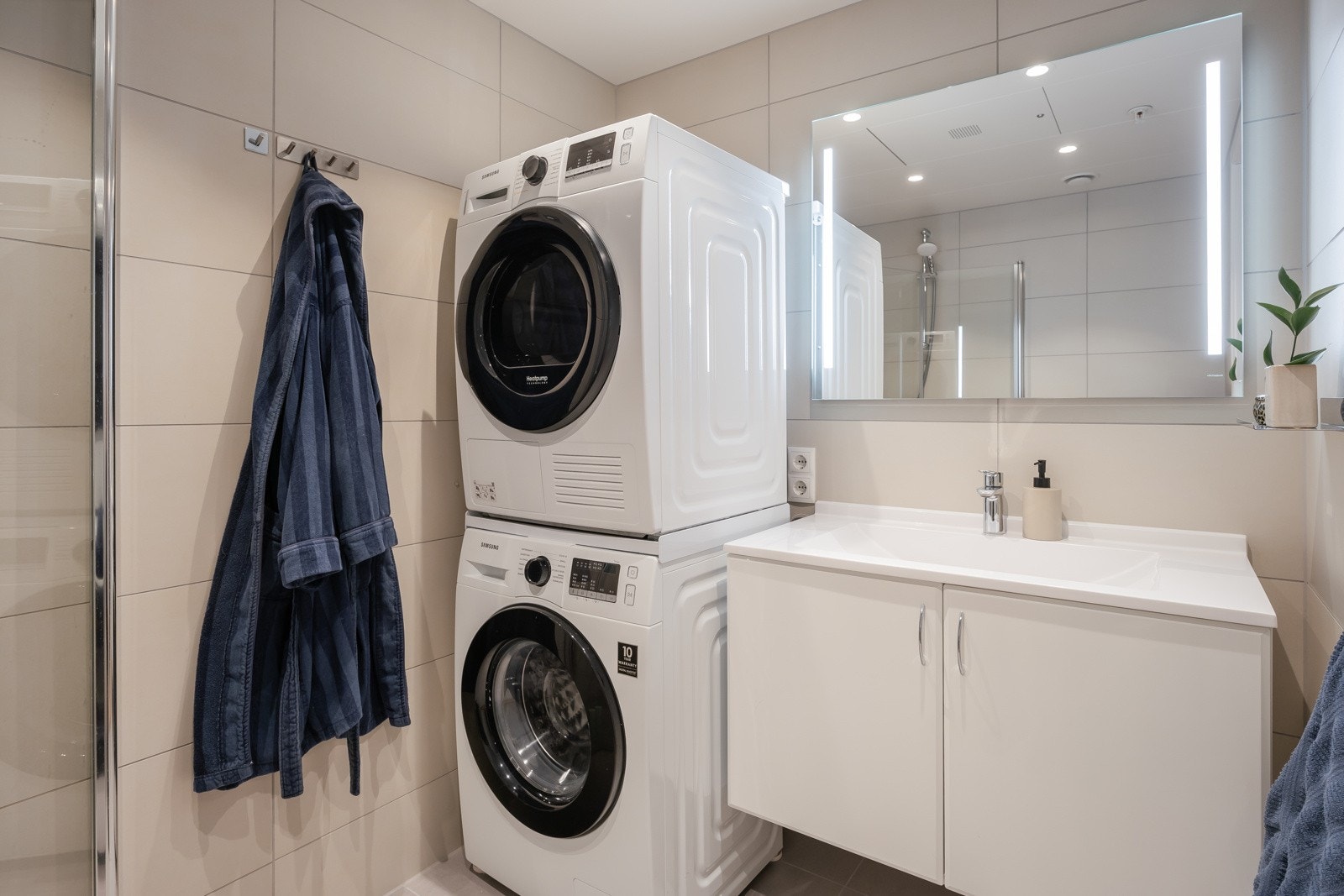 Her har man opplegg for vaskemaskin og plass til tørketrommel. Galleribilde
