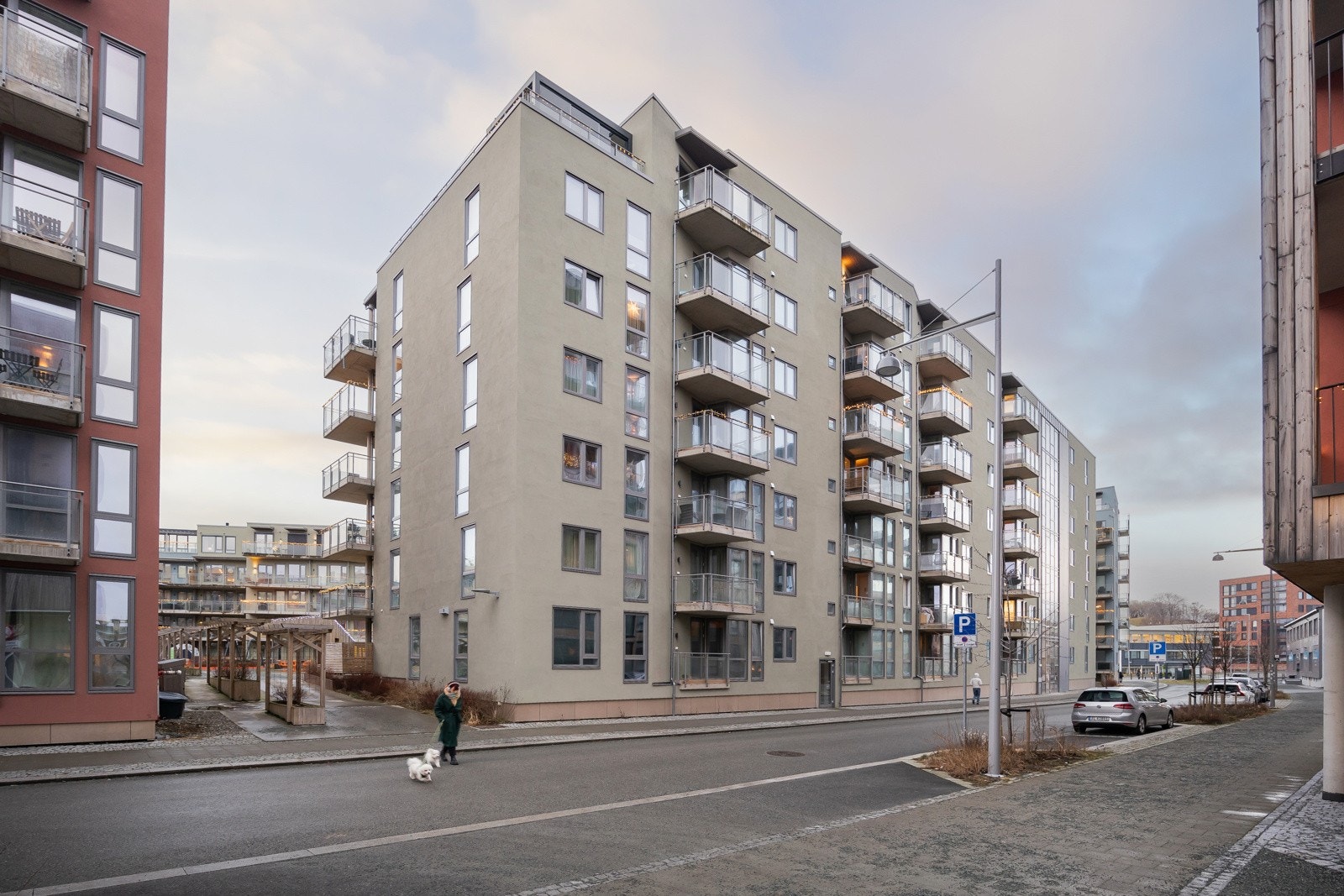 Leiligheten har en svært sentral beliggenhet med nærhet til City Lade, flere dagligvarebutikker og gangavstand til Solsiden og byen. Bussholdeplass finner man innen 100 m. fra ytterdøra. Galleribilde